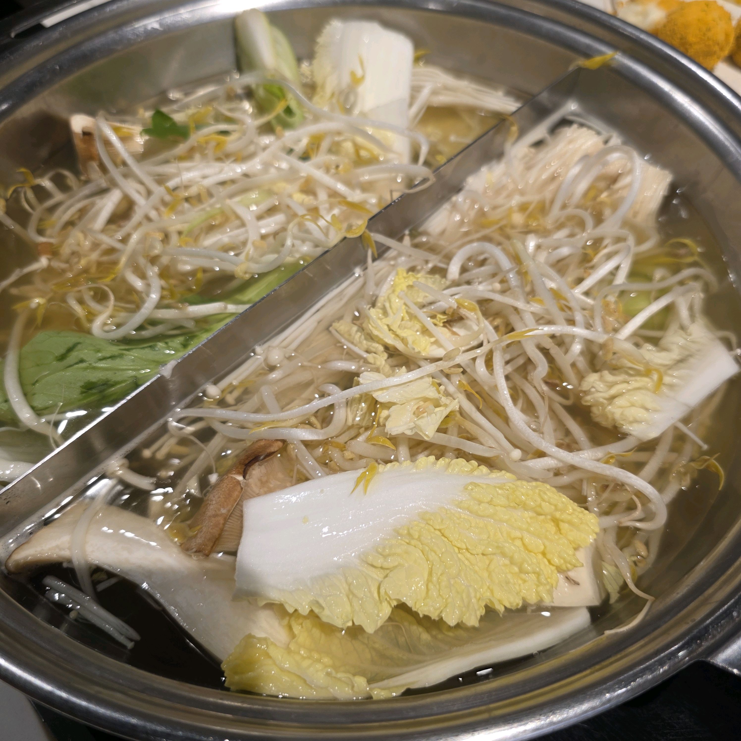 가족여행 와서 숙소랑 가까운곳에 샤브원이 있길래 방문하였는데 매장이 생각보다 넓고 깨끗하고