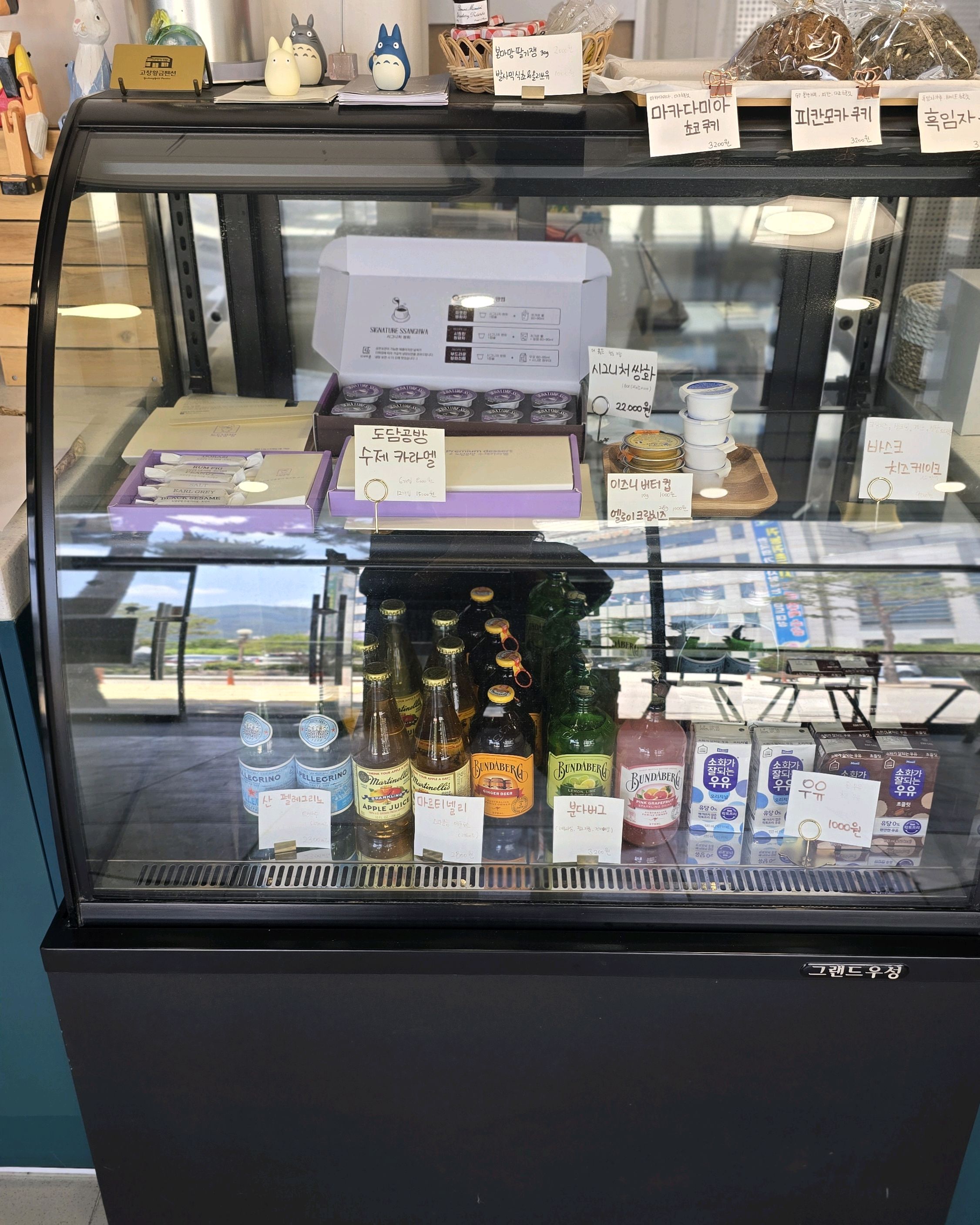 솔담브레드 쇼케이스 내부 모습