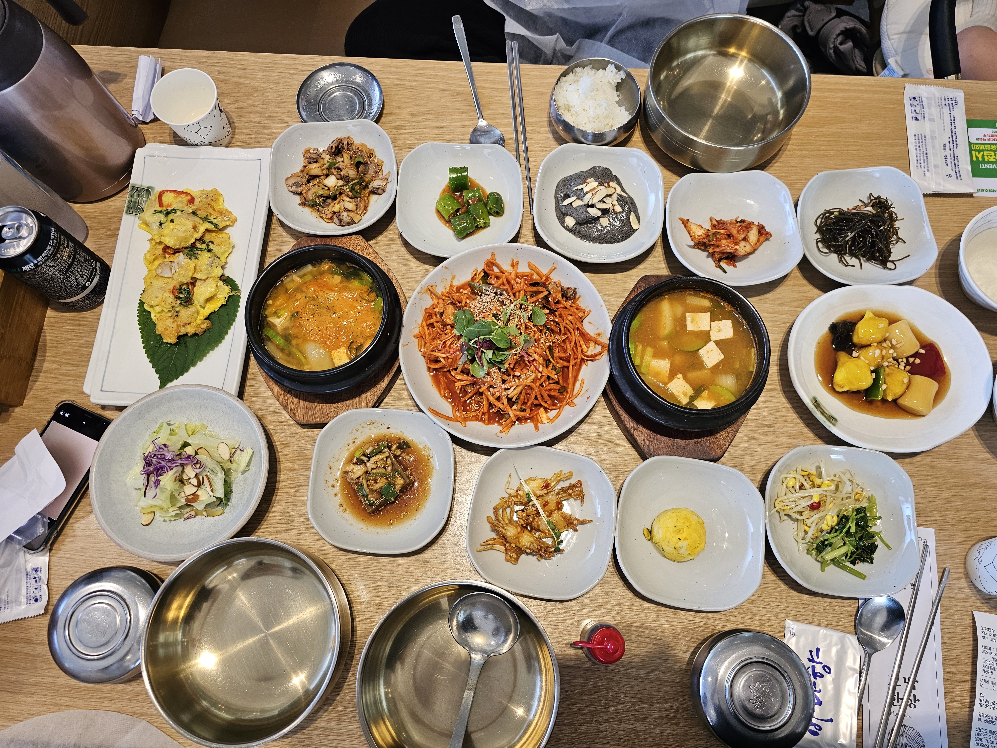 근처 아울렛 들렀다가 발견했는데 꼬막한상! 간판 보자마자 들어왔어요. 와~ 꼬막한상 세트로