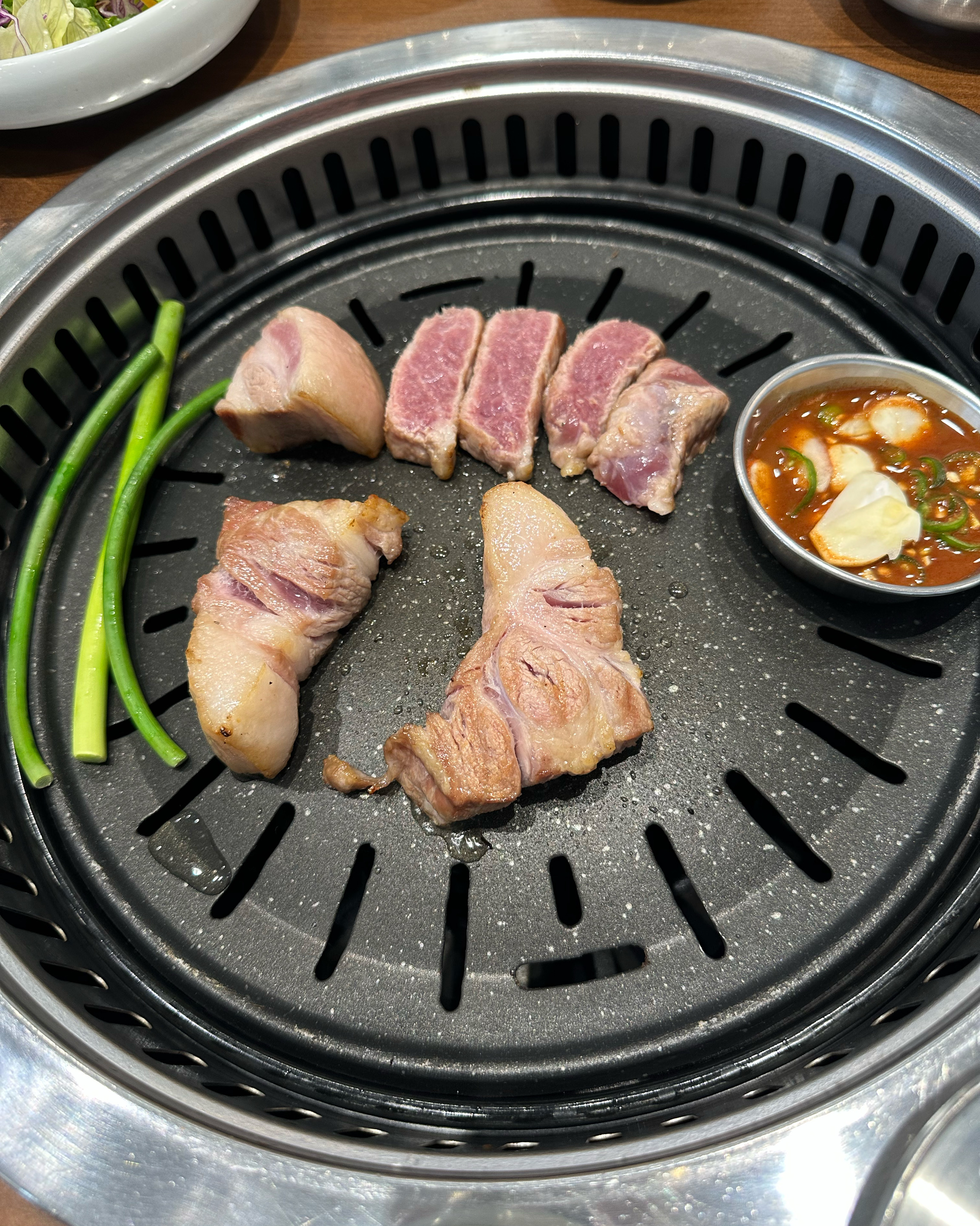 깍둑목살과 갈비의 조화가 좋아요! 밑반찬도 정갈하게 필요한 만큼 잘 준비되는것 같아요^^