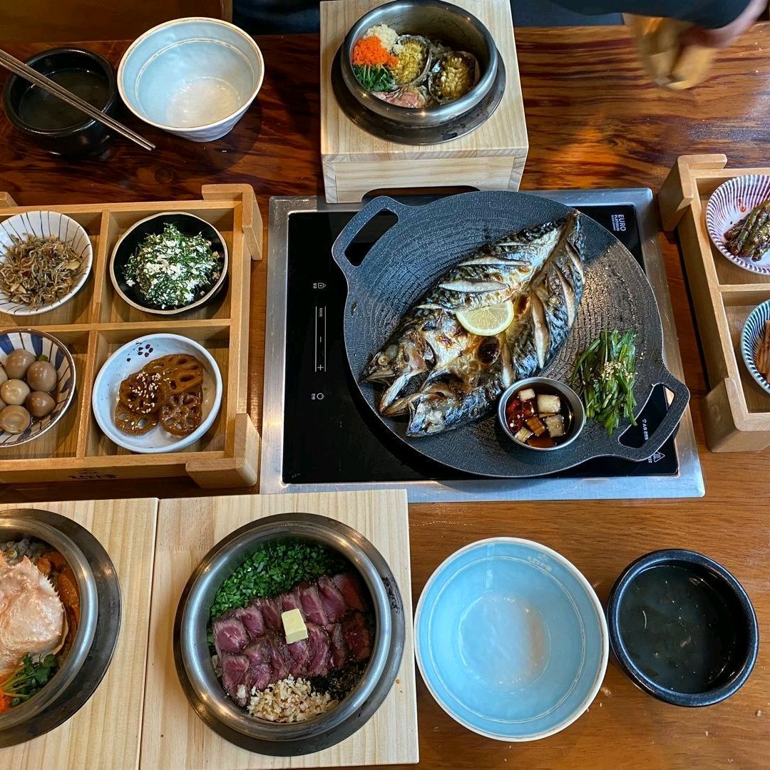 솥밥 먹으러 가서 너무 든든했어요. 다양한 반찬들과 함께 먹으니 소박하면서도 진하게 맛있었