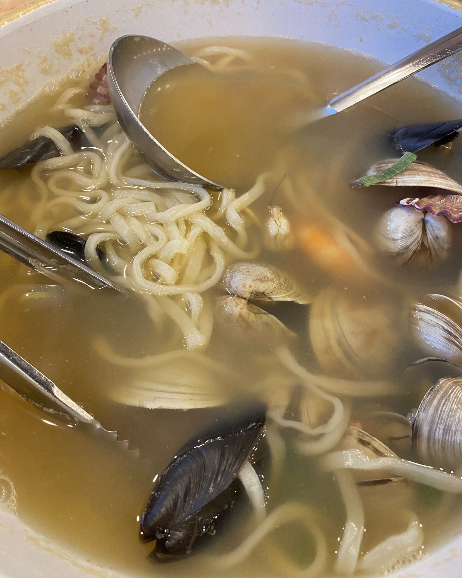 해물도 정말 많이 들어있고 맛있습니다. 매장도 넓고 청결해서 기분 좋게 식사했어요. 다음에