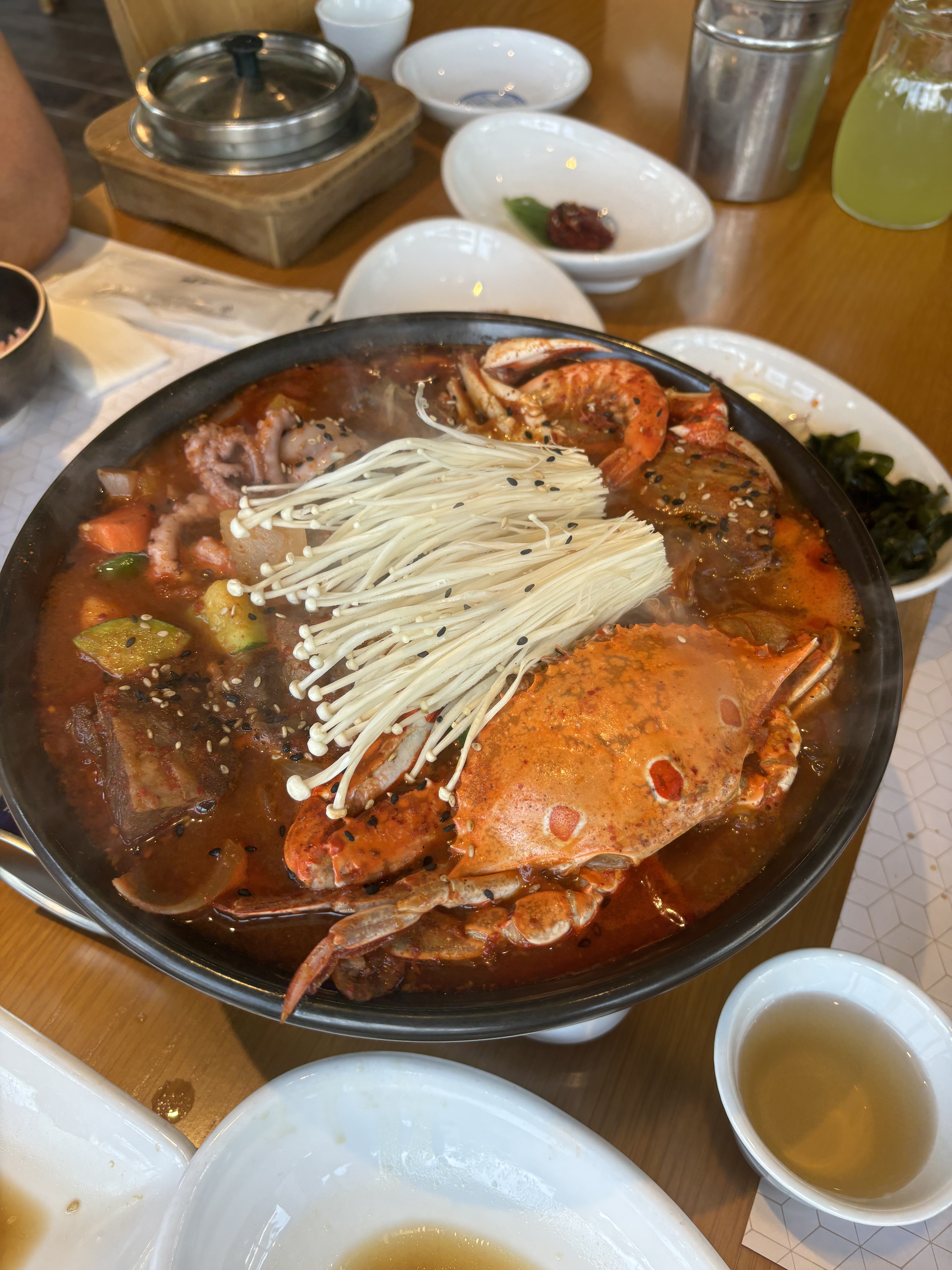 맛있어서 먹느라 중간에 사진 찍었어요. - 부산기장 어보