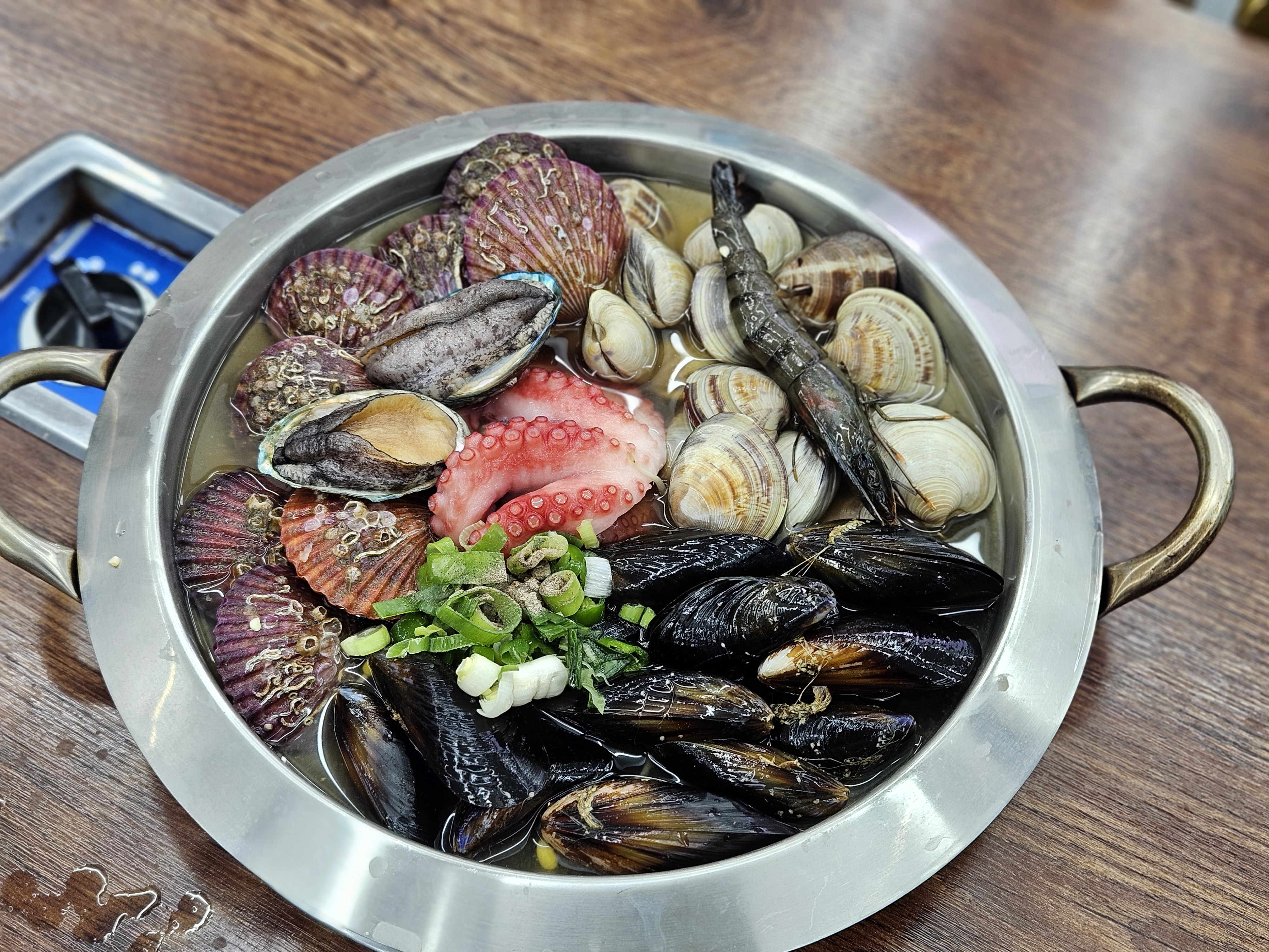 해물전골 시켯는데  너무 맛나요...신선하고 - 부산기장 삼색식당 기장 본점