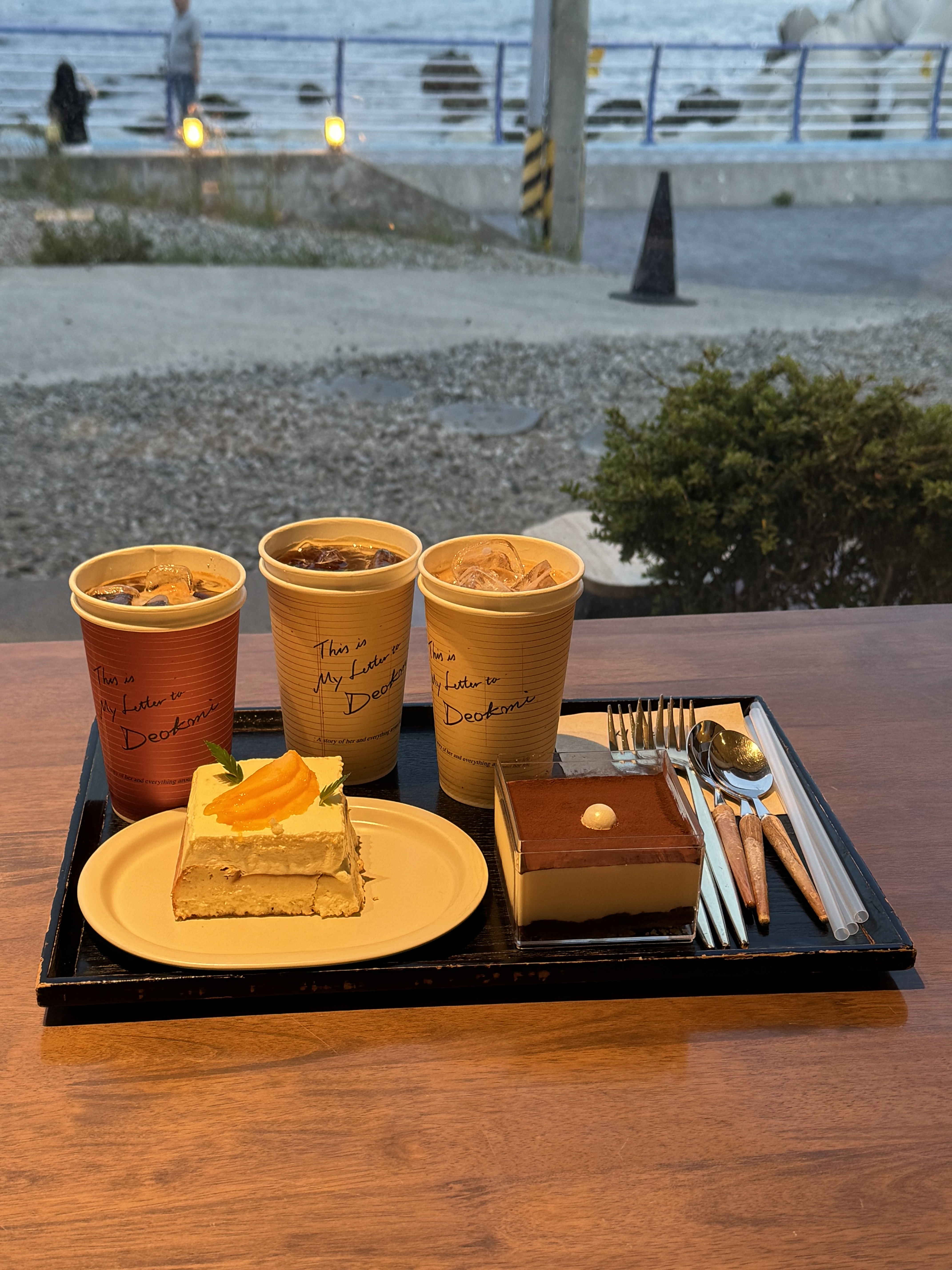 커피도 디저트도 너무너무 맛있고 뷰도 너무 좋았어요. 산책로가 가까워서 산책하기도 좋구요~