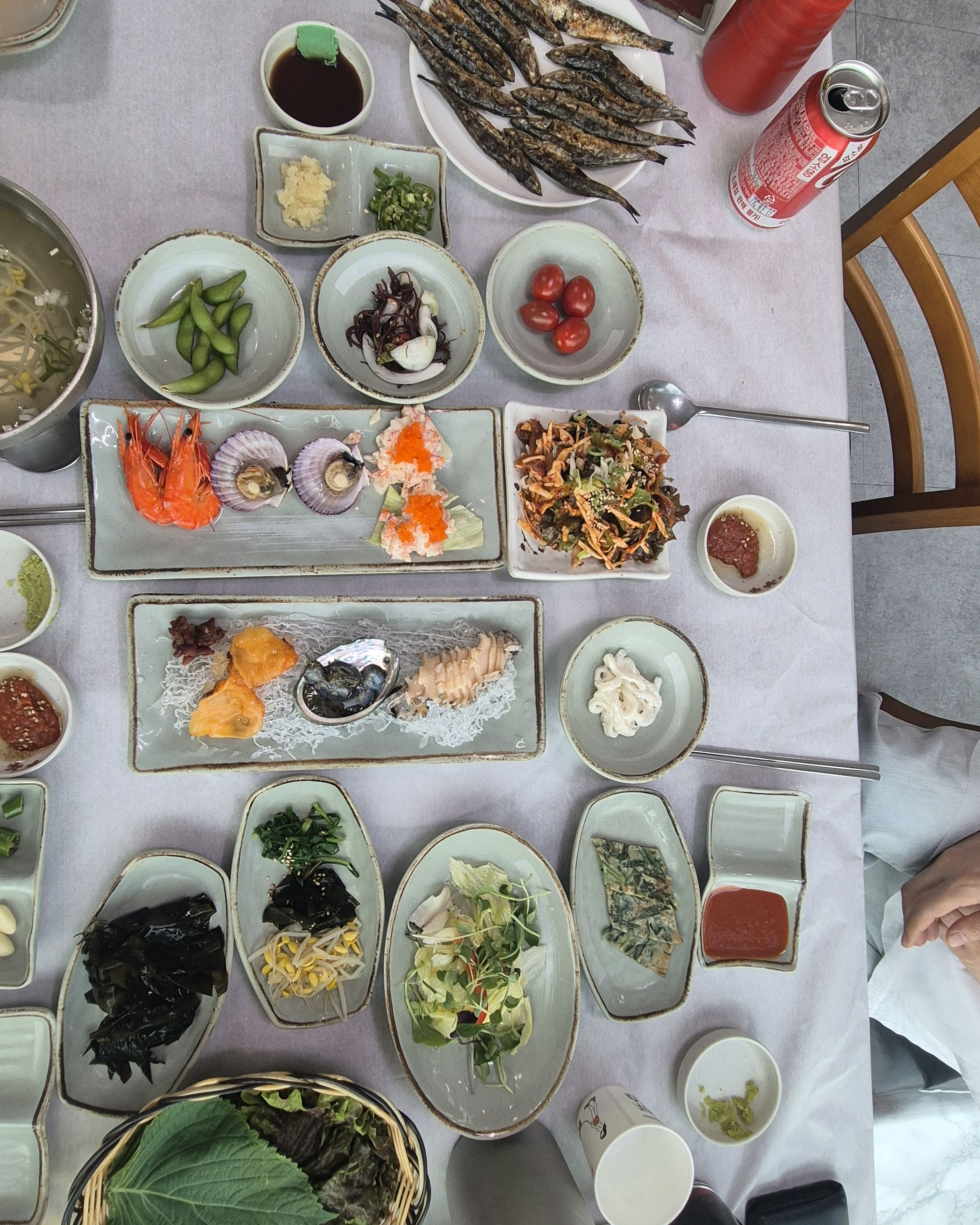 대변항 맛집 기장이화장횟집에 왔는데 좋아하는 멸치구이도 맛나고 멸치회무침도 스끼다시로 주셔