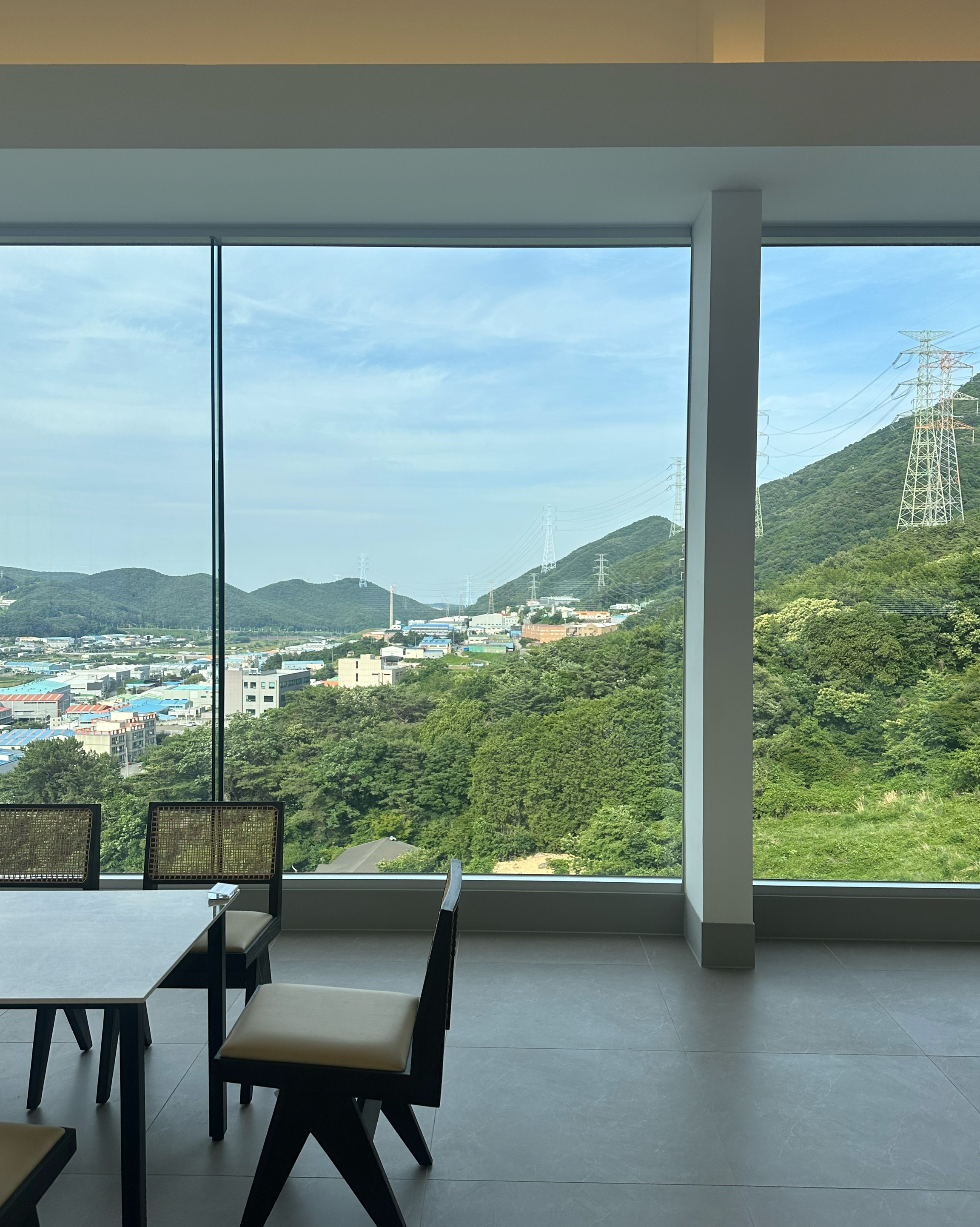 시설도 깔끔하고 대형 카페에 - 부산기장 탄티