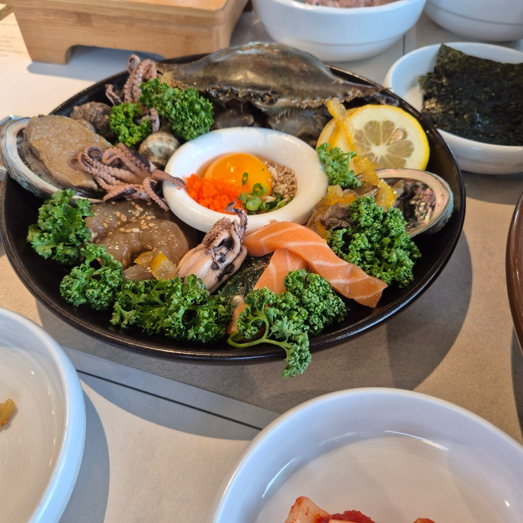 부산을 방문한 가족들과 경치 좋은 곳에서 편안하고 맛있는 저녁식사 할 수 있었습니다. 해물