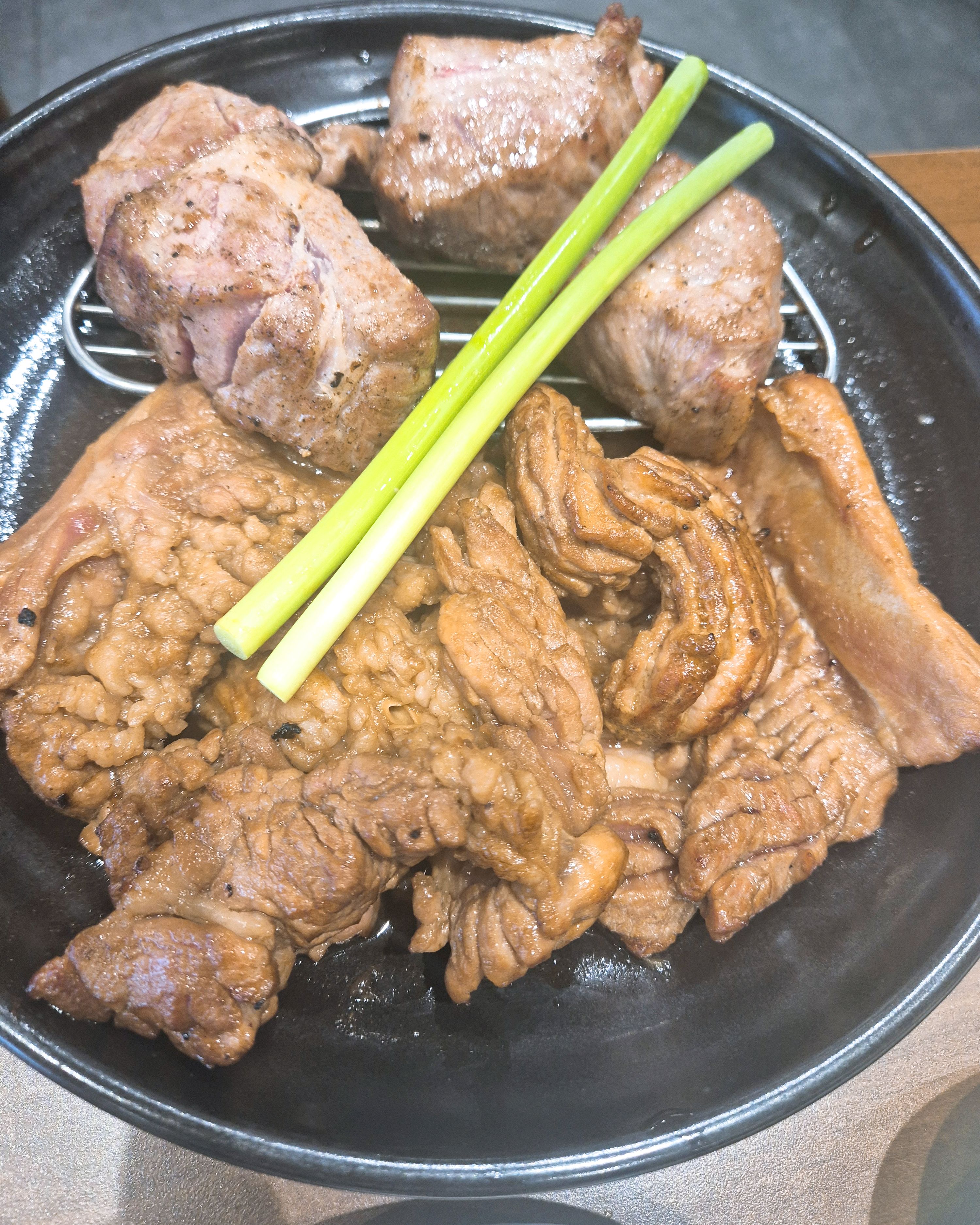 고기도 맛집 겸 뷰 맛집이네요 예약을 안해서 로비쪽에 앉았는데 다음엔 예약하고 창가로 앉아