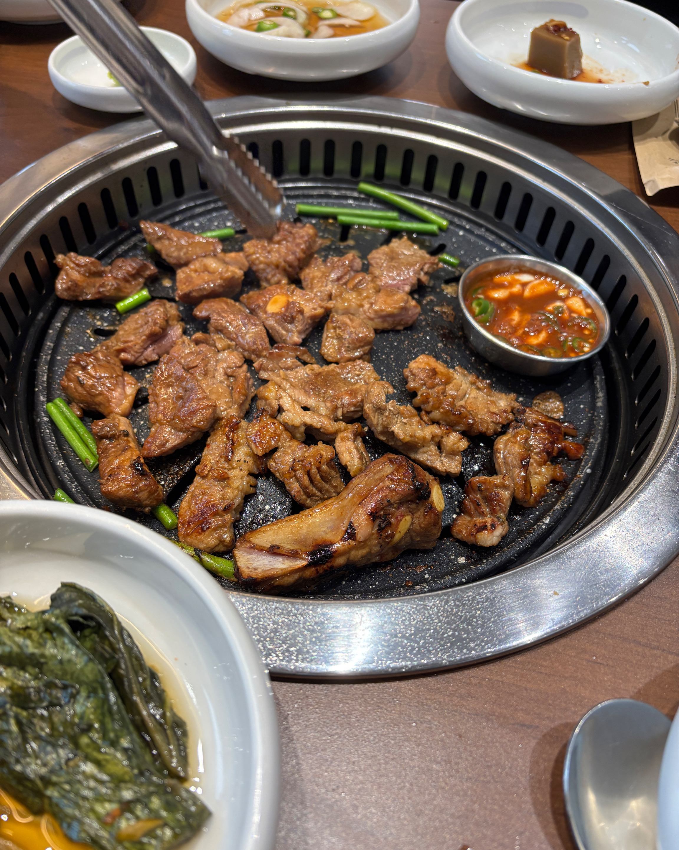 분위기 좋은 고깃집에서 신선한 고기를 맛있게 구워 먹을 수 있었어요. 직원분들이 정말 친절