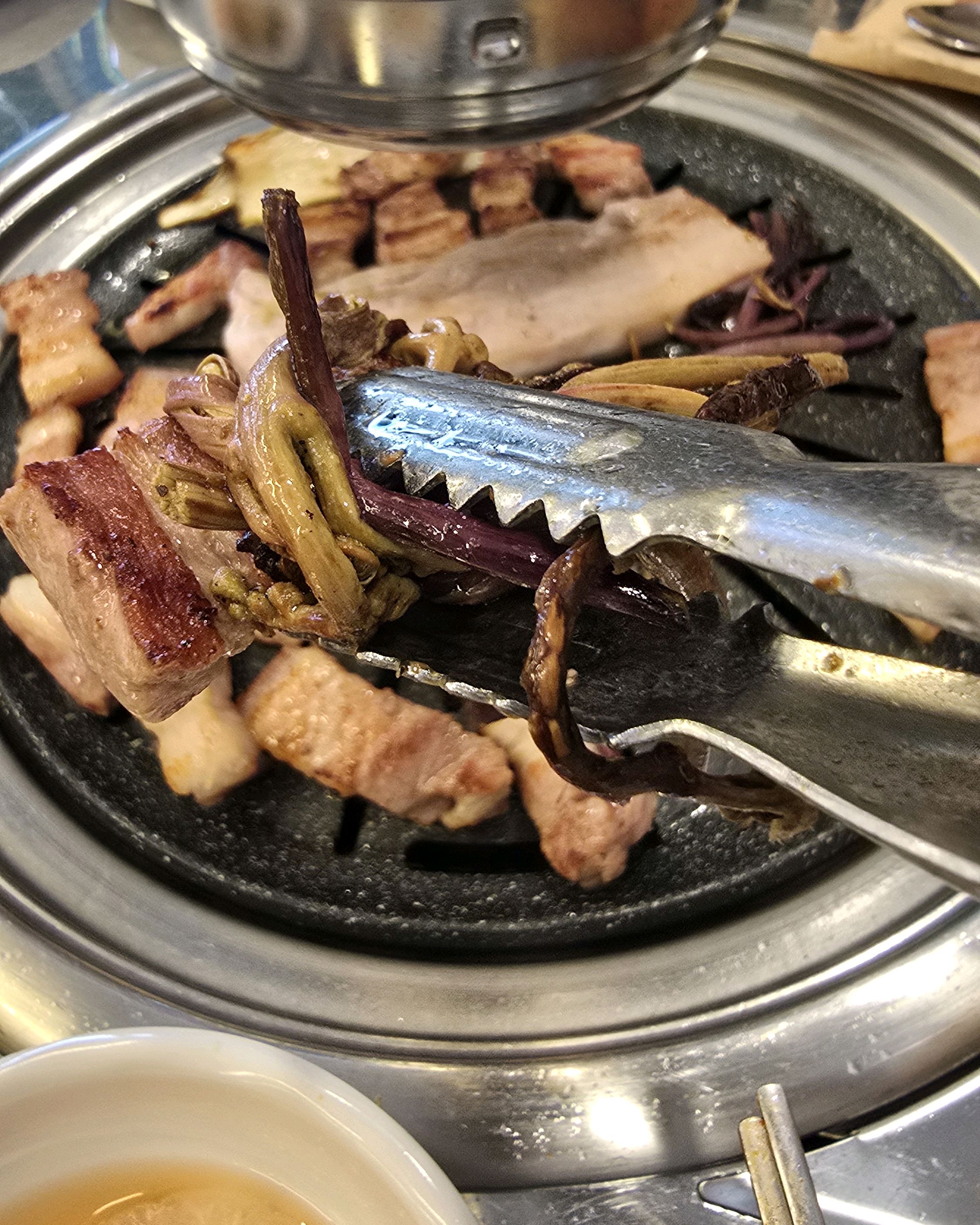 구워진 고기와 고사리