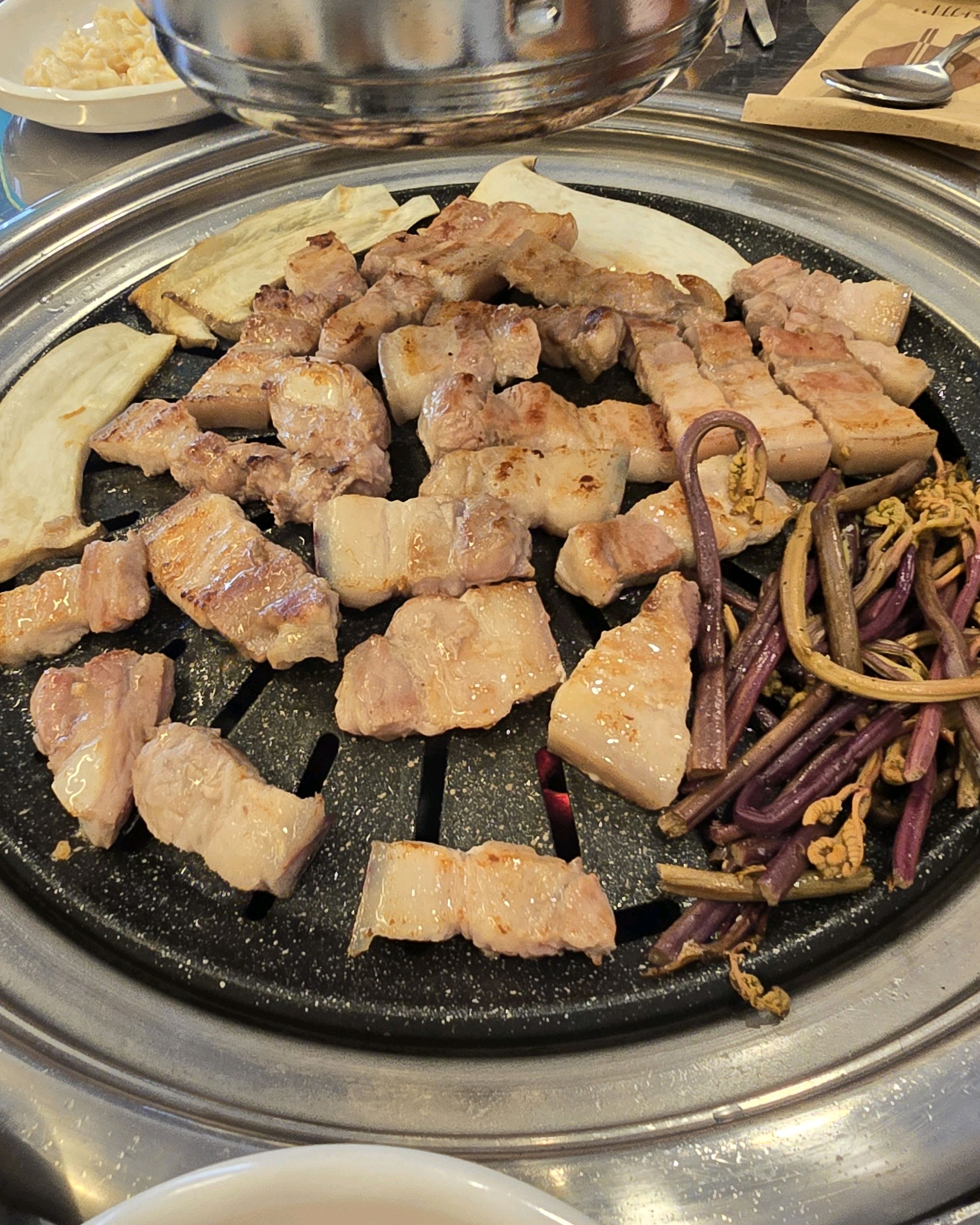 잘 구워진 돼지껍데기