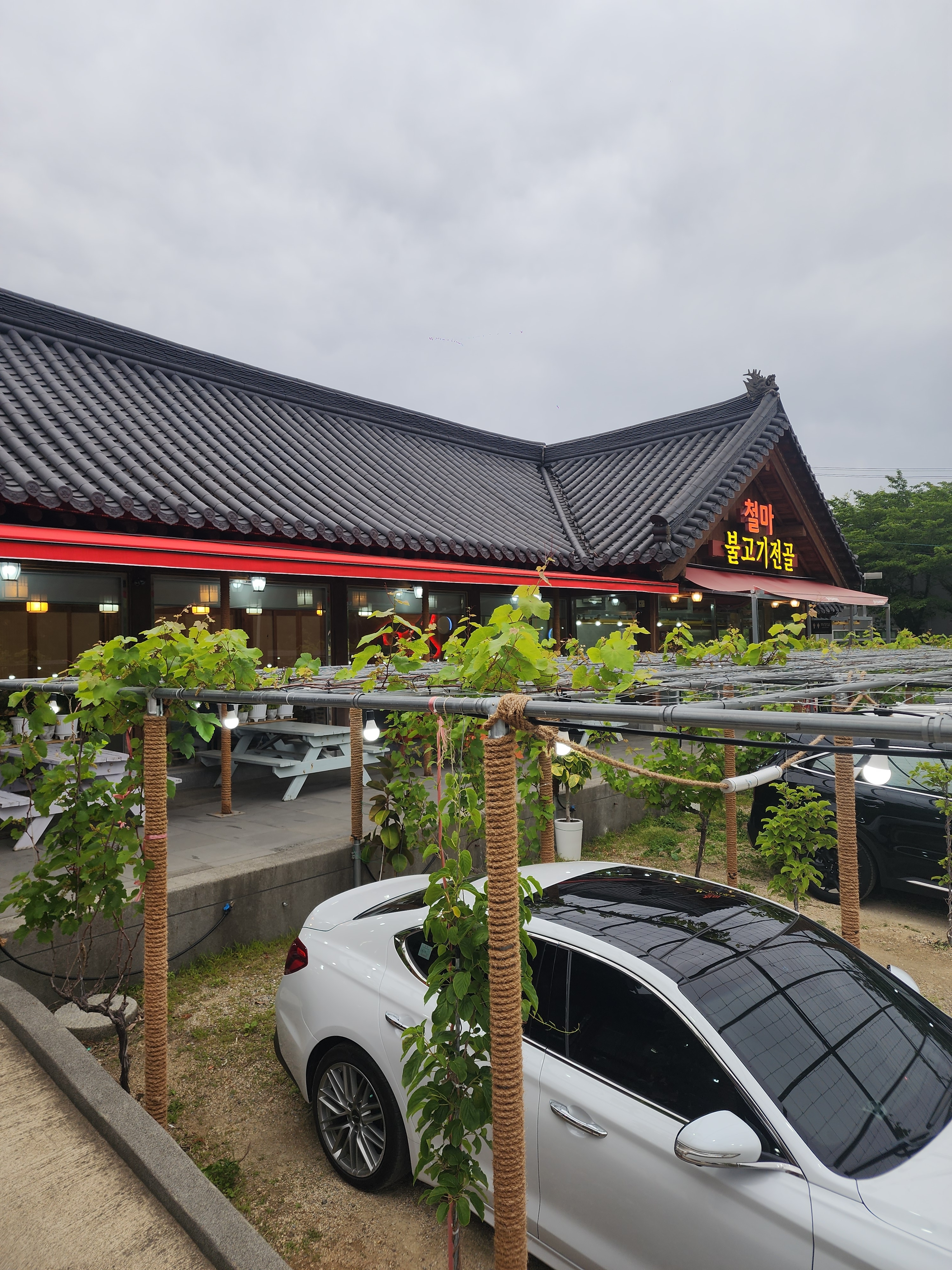 아홉산숲에 갔다가 우연히 들린곳인데. 매장이 정말 넓고 깨끗하고 불고기도 너무 맛있었어요~