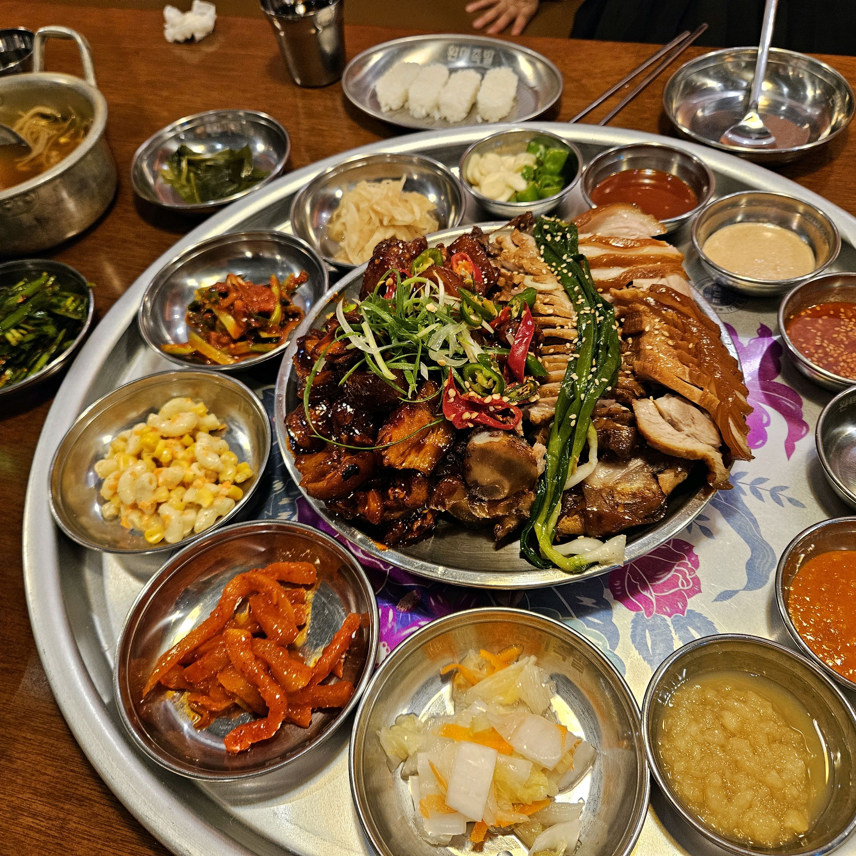 정관에 족발집들 중에 맛깔스럽고 사이드까지 맛있는 데 찾다가 첫 방문했는데 앞으론 여기서만