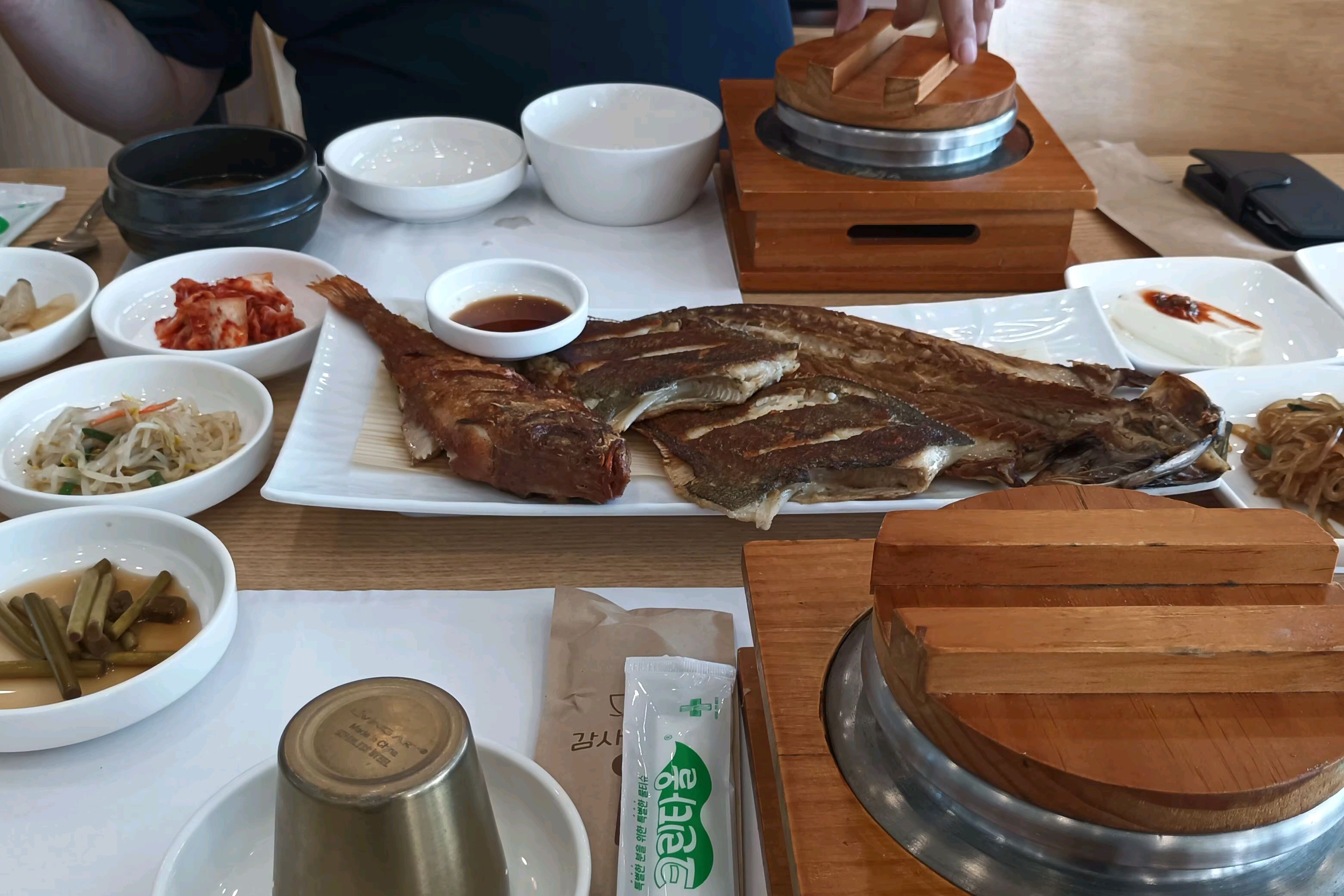 처음 왔는데 깨끗하고 직원분들도 친절하고 음식도 정갈하게 나옵니다 - 부산기장 일광정담솥밥