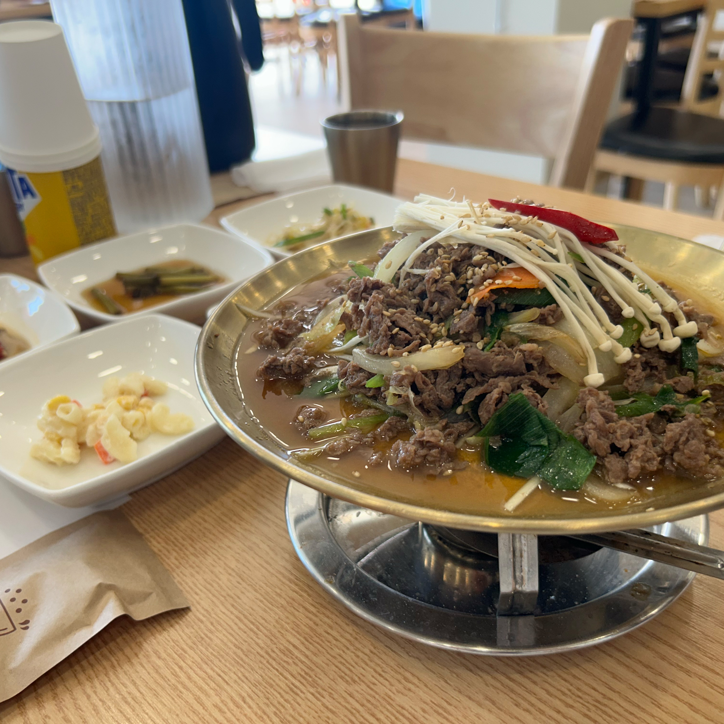 근처 아울렛에 놀러 왔다가 솥밥 좋아하는 아이랑 함께 왔어요~ 소불고기에 생선구이까지 아이