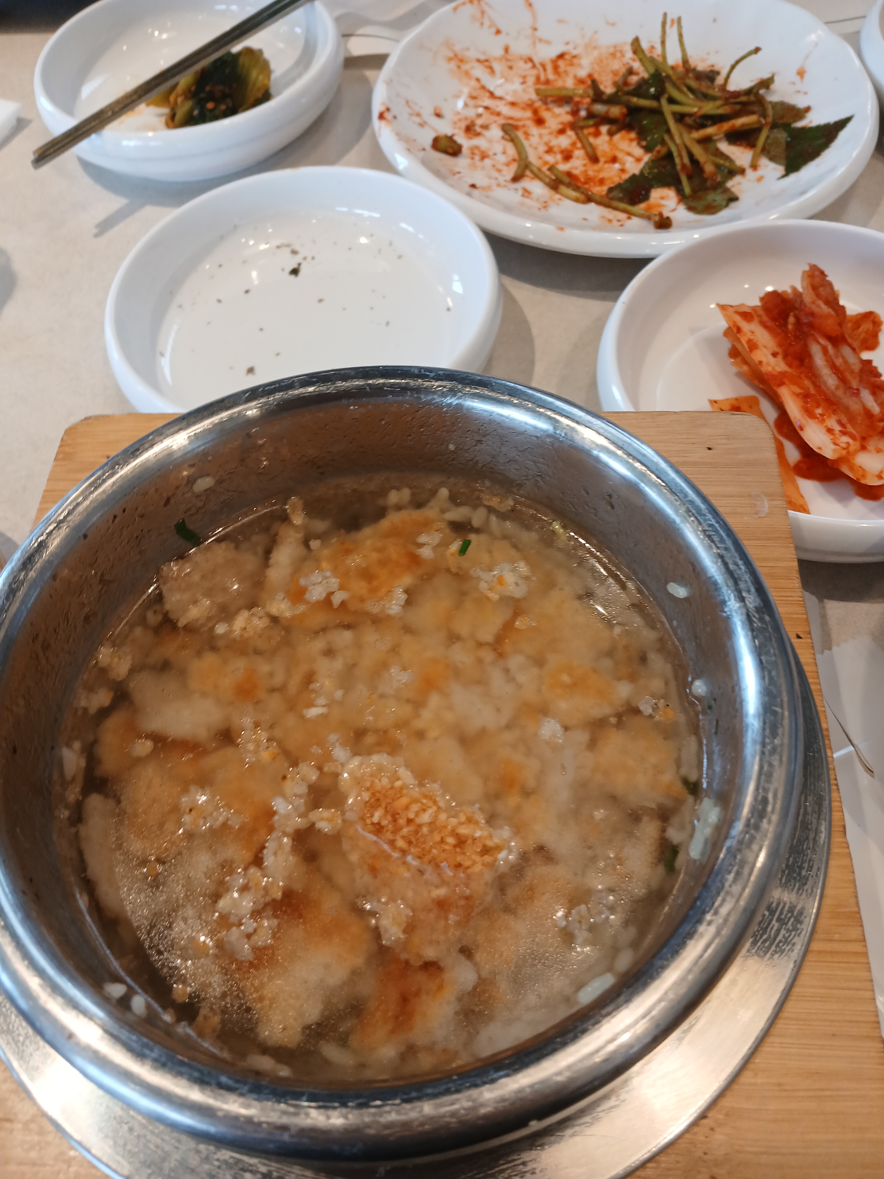 집에서 가까우면서 음식도 괜찮고 가격도 적당한 듯 해서 자주 찾게 되네요. 밥먹는데 정신팔