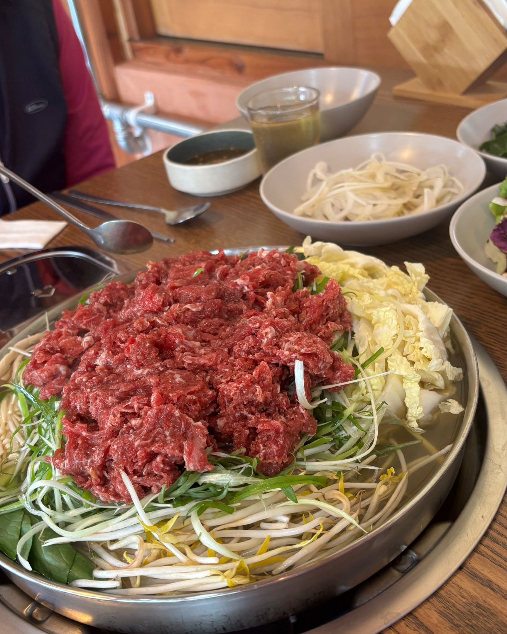 주차장도 넓고 매장 분위기도 좋고 밑반찬도 너무 맛있습니다. 할머니랑 왔는데 국물도 담백하