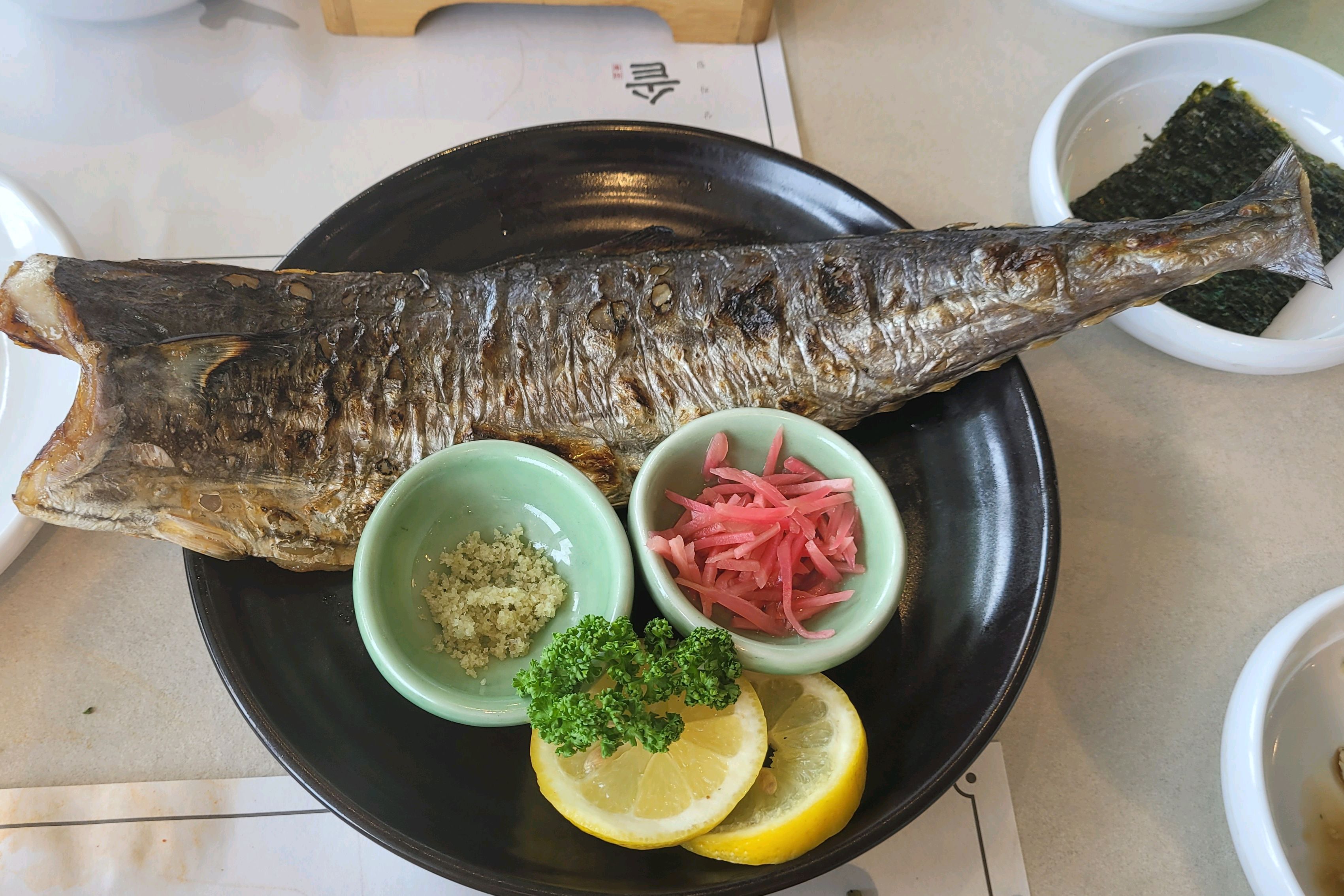 삼치한상과 전복솥밥으로 주문했어요. 삼치구이 크기가 대단합니다. 음식이 맛있고, 친절하고