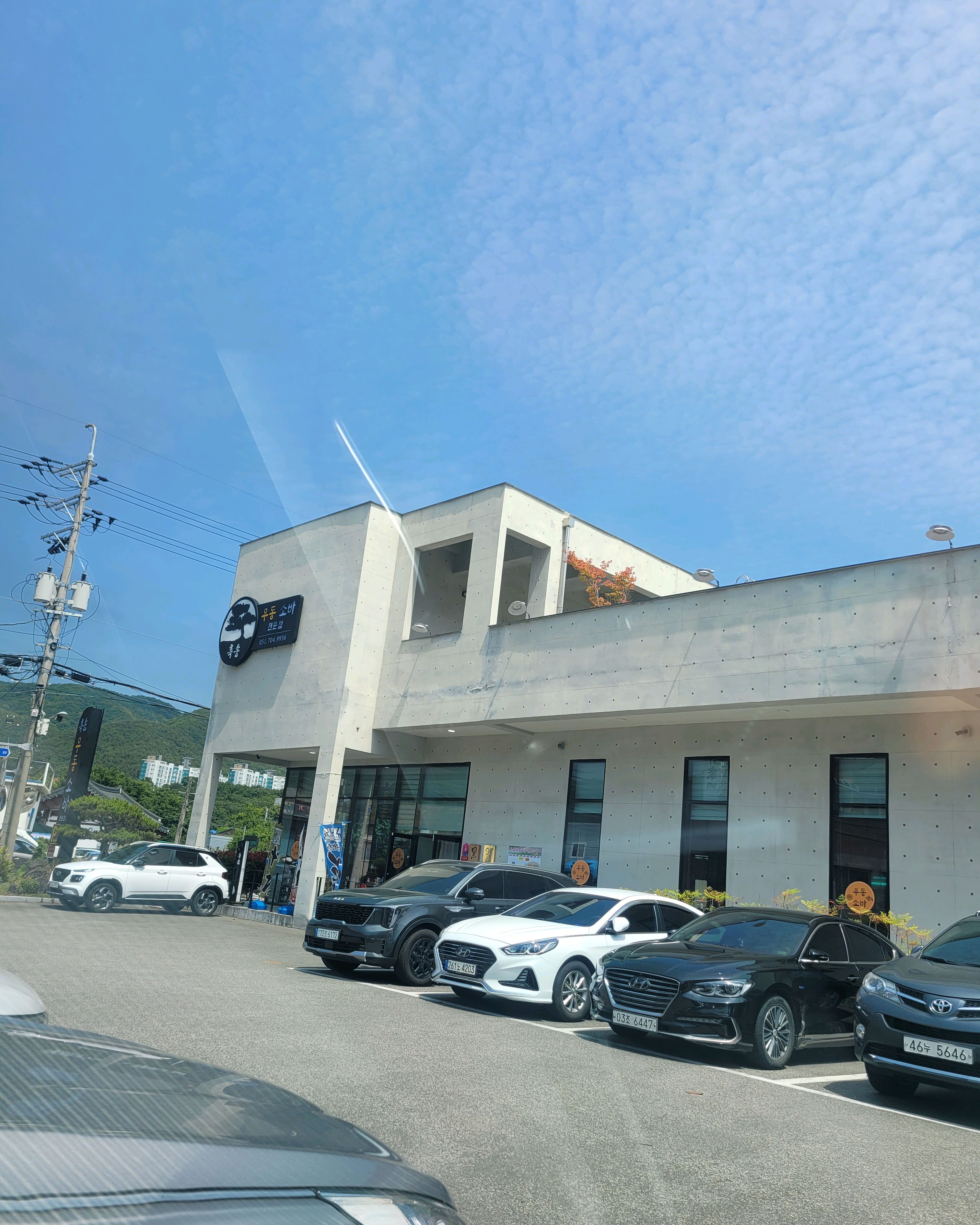 진짜 맛없다.. 야채튀김 엄청 딱딱하고 탄내남. 소바 국물은 쓰다. 얼굴만한 접시와 무거운