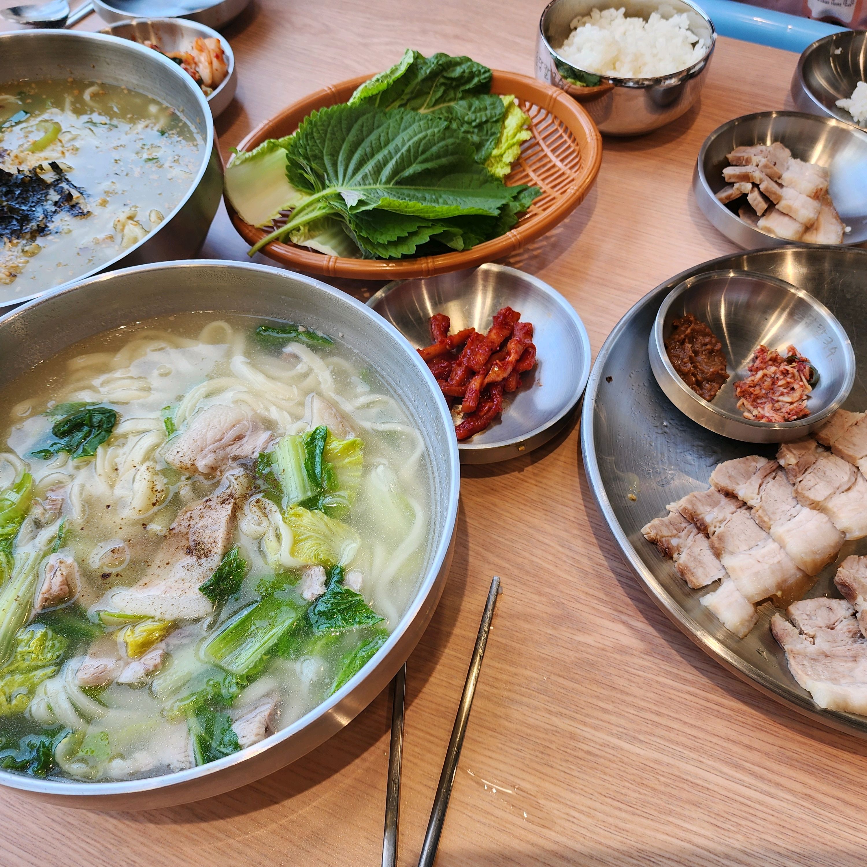 국수 맛있어요 보말죽도 맛있구요 어이들도 엄청 잘 먹어서 좋아요 매장도 엄청 청결해서 마음