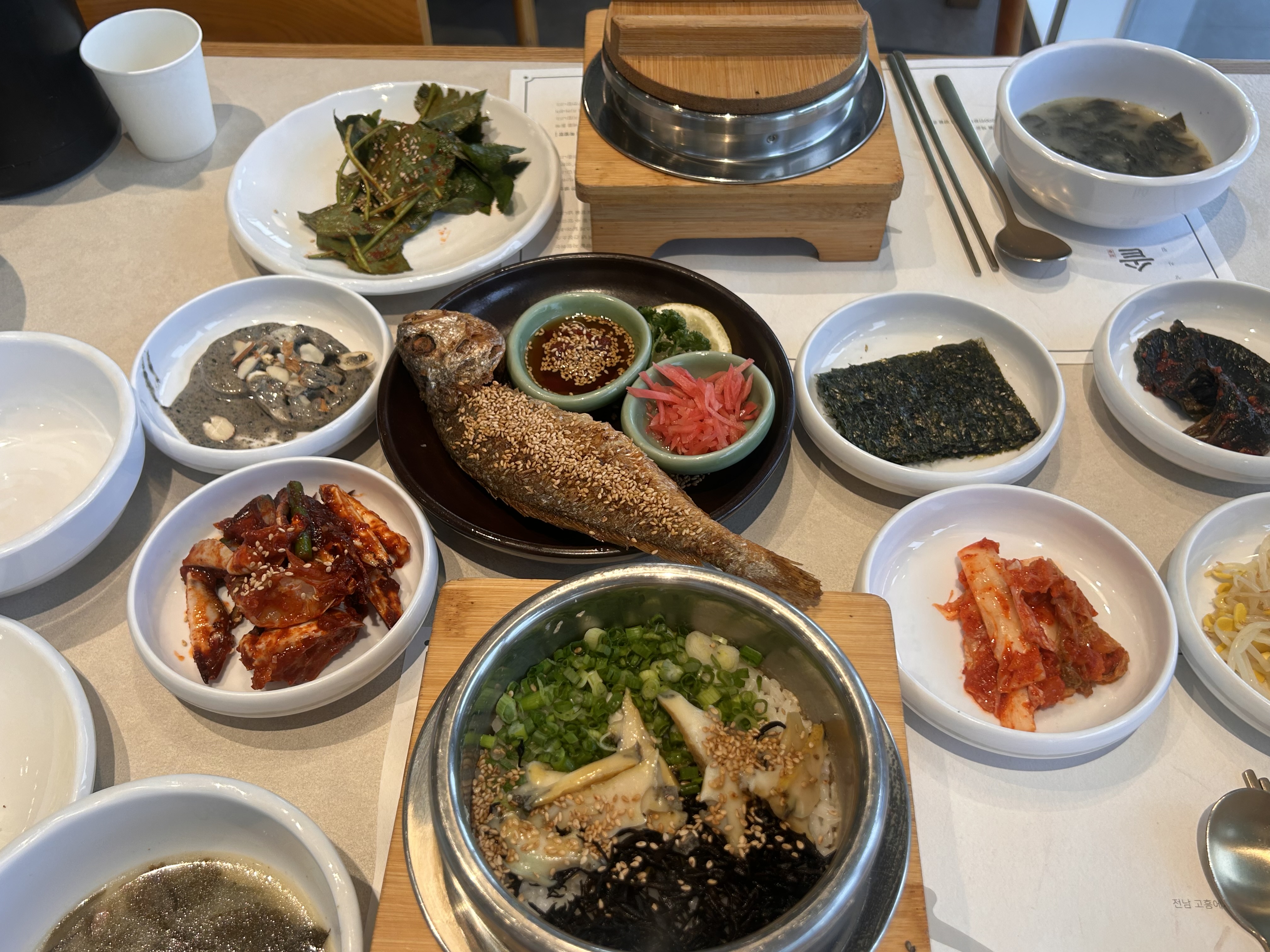 보리굴비랑 전복 솥밥 먹었는데 너무 맛있었어여 솥밥이 고소하고 보리굴비 쫀득한 게 제 취향