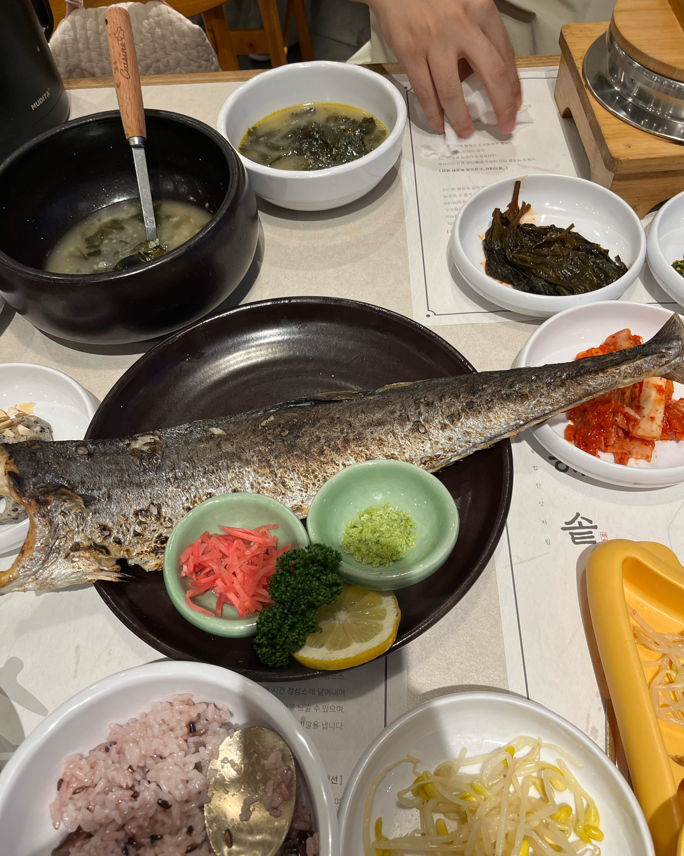 일단 밥이 너무 맛있어서 순삭했습니다.. 뷰는 덤🫶🏻 생선이 와이래 큽니까 ㅋㅋㅋ 맛있어용
