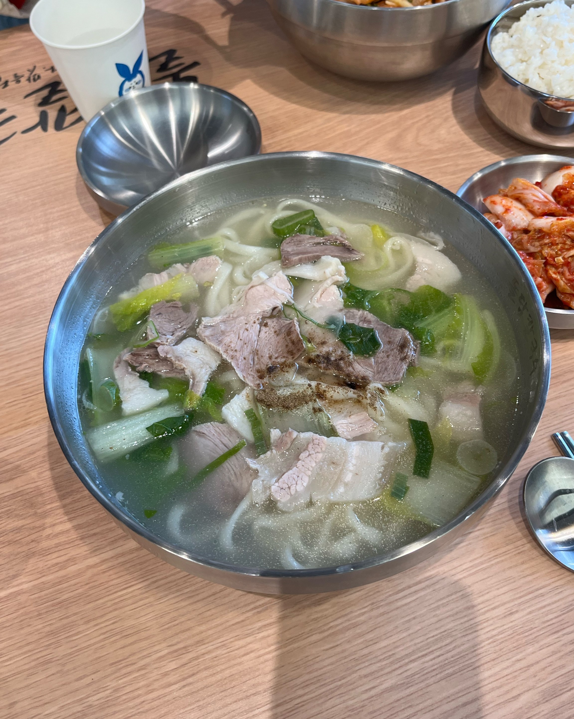 아빠가 계속 고기국수 먹고 싶다고 해서 기대 없이 찾았는데 웬걸 진짜 너무 맛있게 잘 먹었