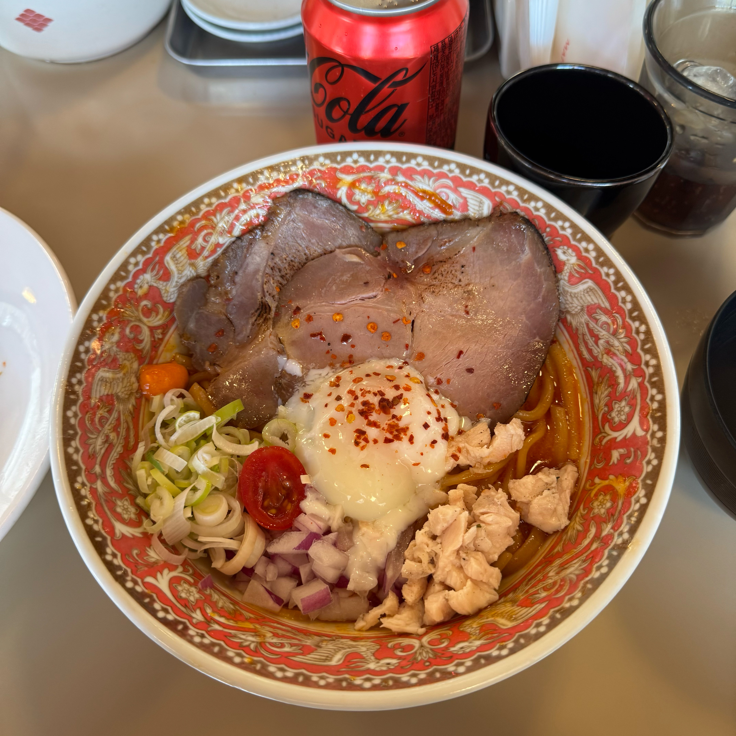 들어가자마자 어서오세요라는 말씀에 기분부터 좋앗어요 친절한 접객과 줜맛탱 라멘!! 매운아부