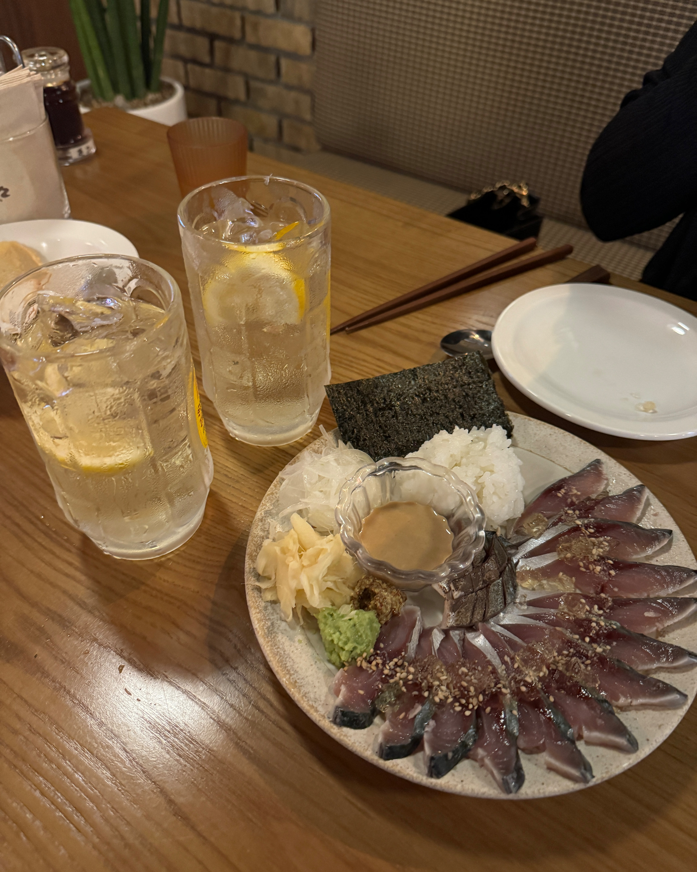 시메사바는 비리지 않고 식초 밸런스가 딱 좋아서 감칠맛이 살아있었고 밥이랑 홀그레인 머스터