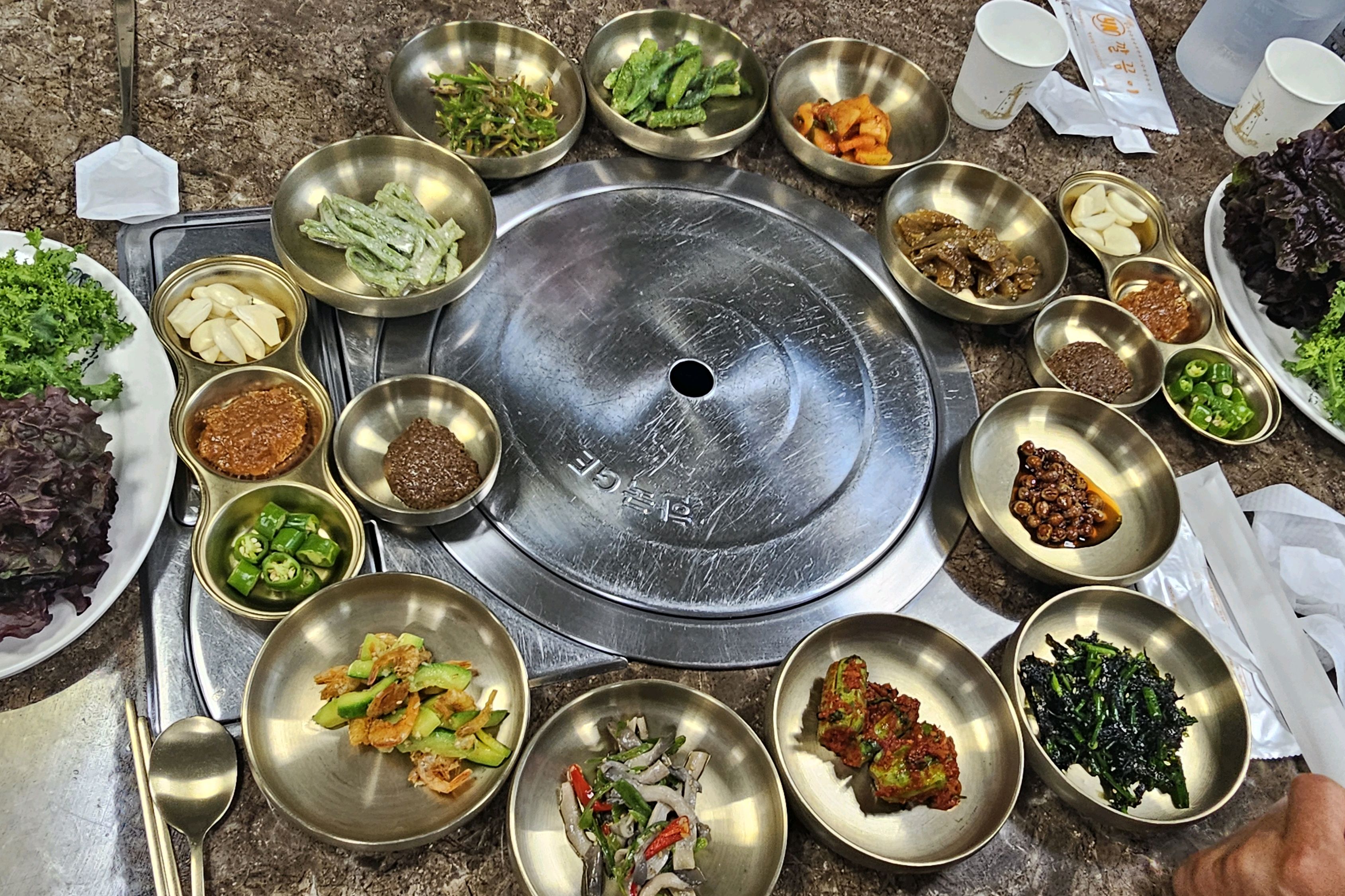 식탁에 차려진 음식 전체 모습