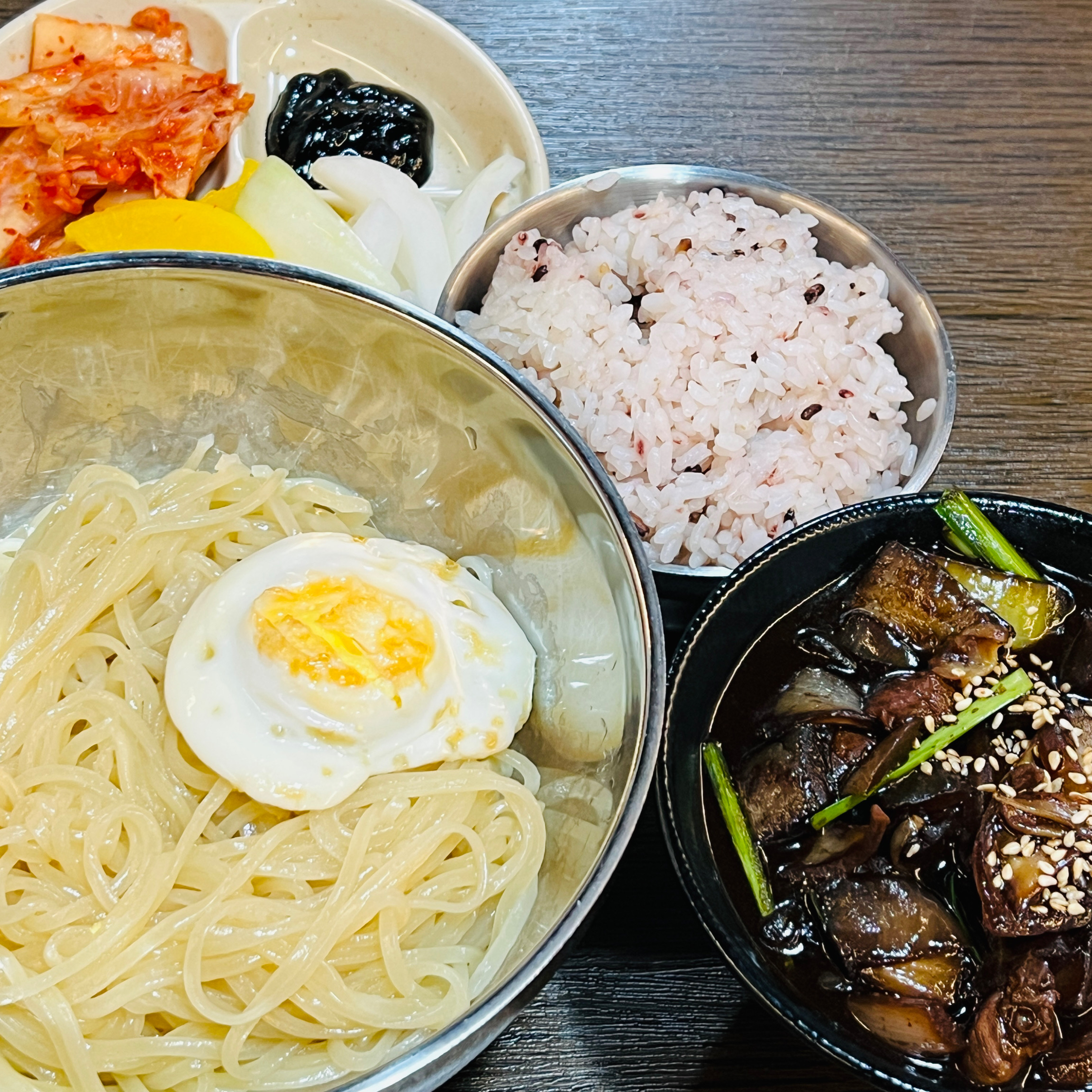 차돌짬뽕만 먹다가 오늘은 간짜장을 먹었는데 고기도 양파도 듬뿍 들어있어서 맛있게 먹었어요~