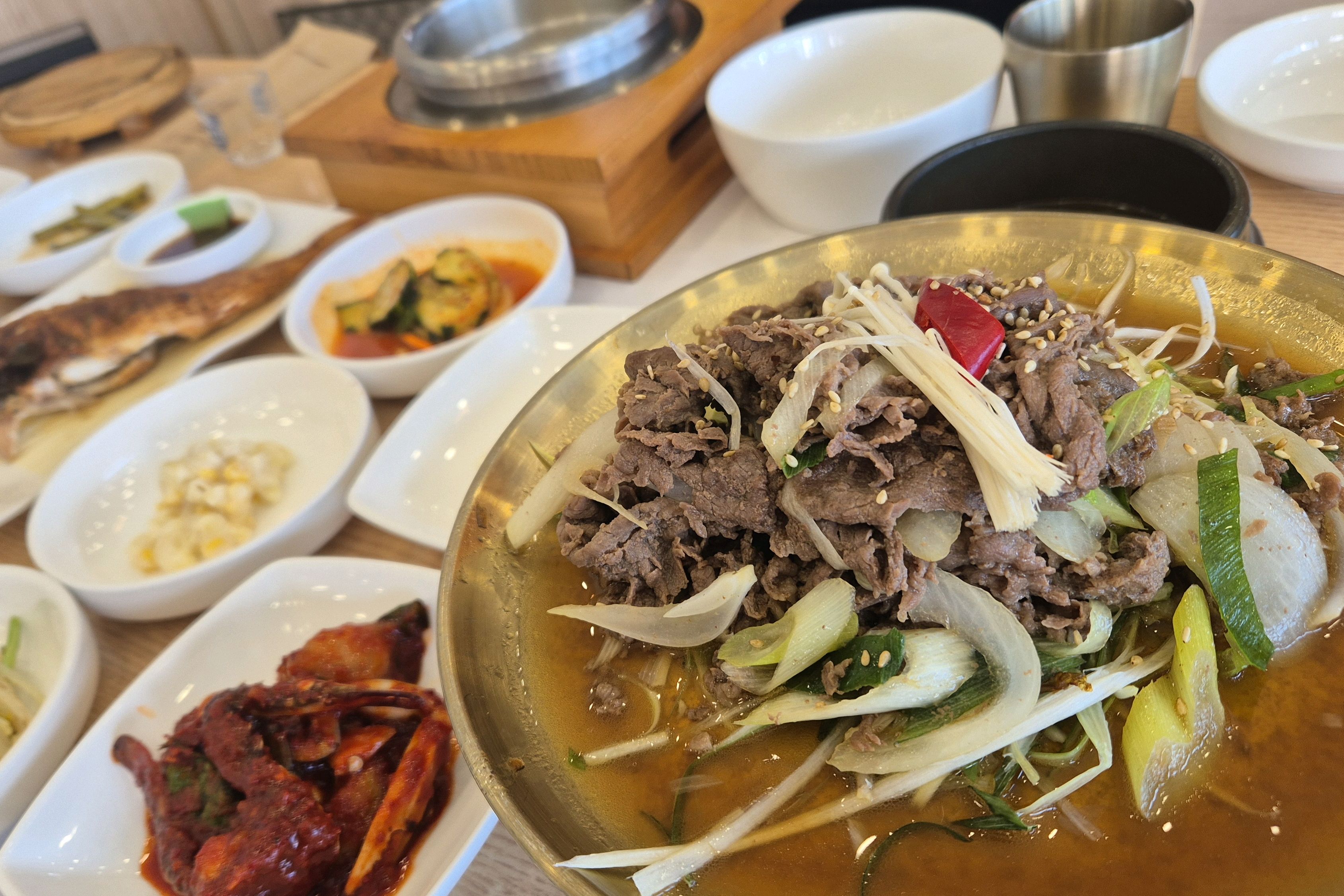 가자미 구이 먹으러왔는데 없어서 소불고기랑 열기구이 먹었어요. 애견 동반가능한 곳인가봐요.