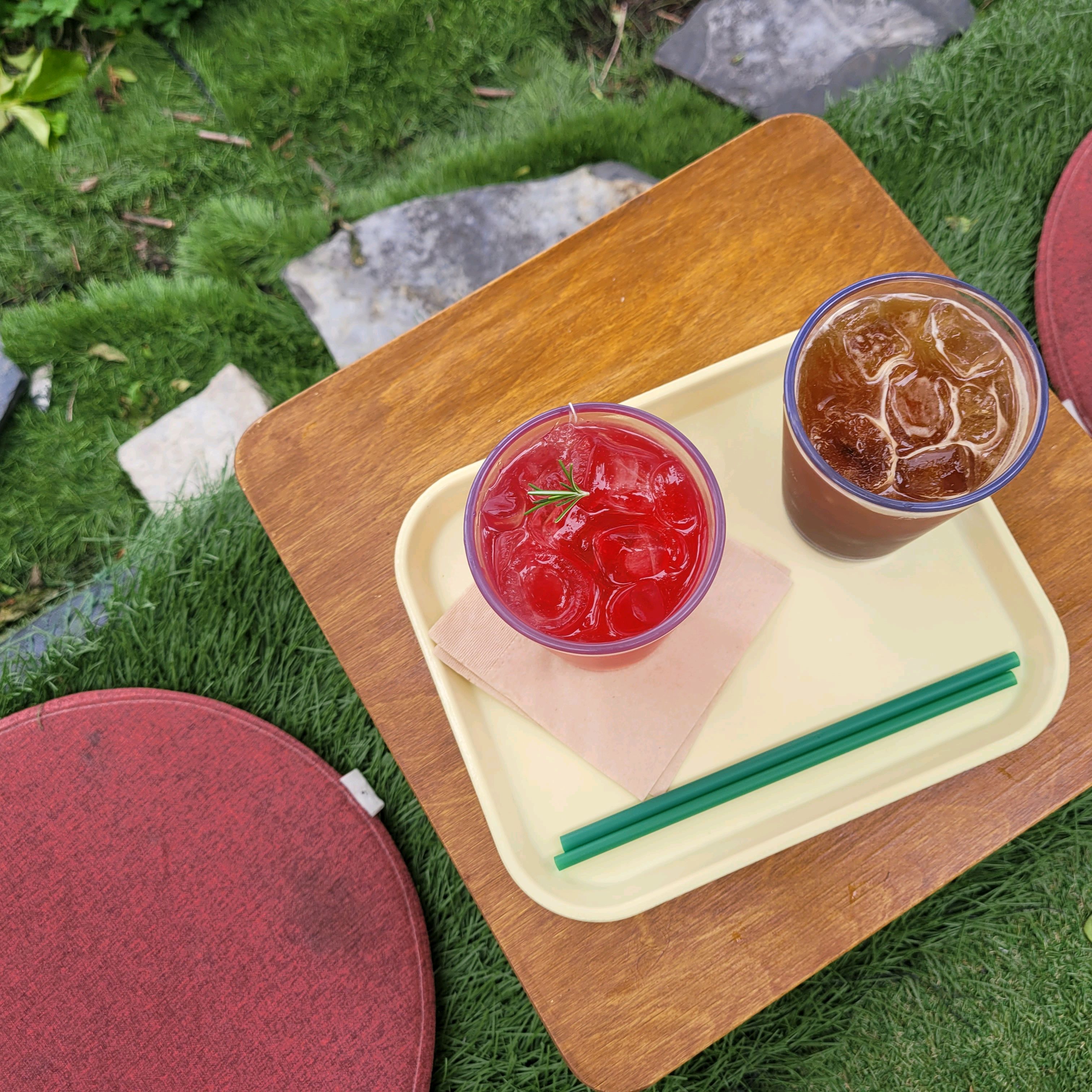 제대로 된 풍경맛집카페죠~ 음료는 보통이지만 이 자리 저자리가 주는 즐거움이 있습니다. - 부산 영도 Go Slow