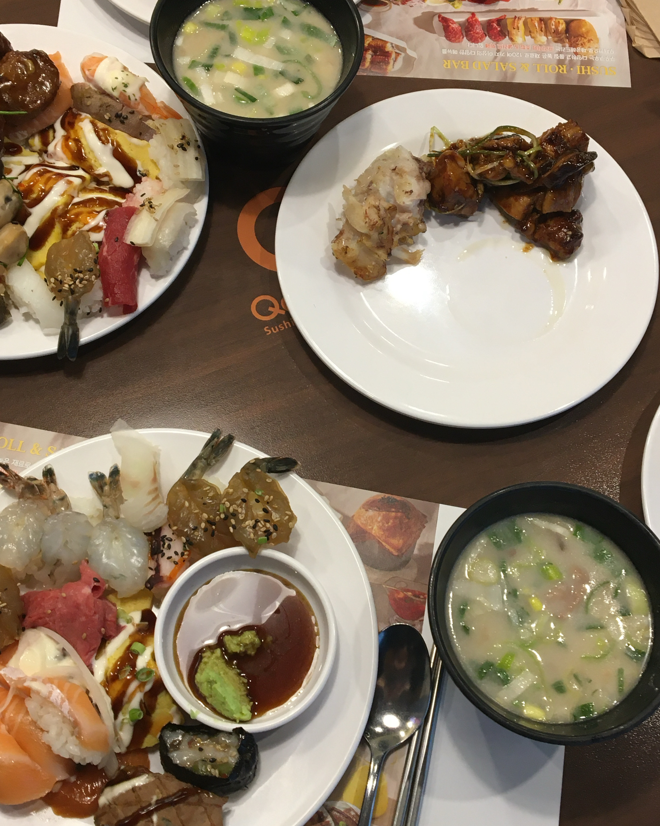 저는 가면 곰탕 꼭 먹습니다.. 👍🏻 새우초밥 ㅠ 다 맛있구 특히 저 간장새우가 제 인생간