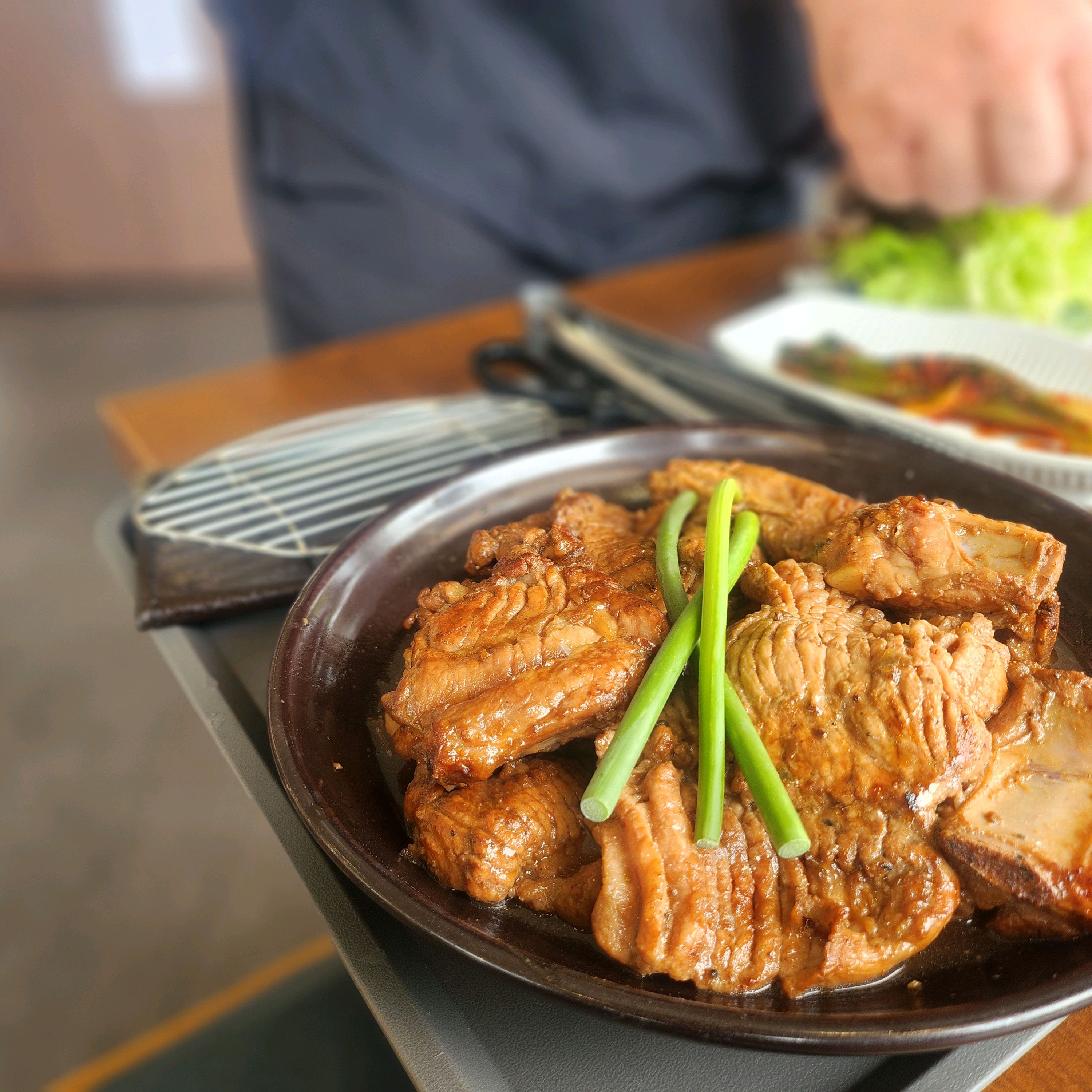 뷰도좋고 신규업장이라그런지 청결하고 아늑한분위기에 데이트하기좋은곳이네요 기본찬구성도 맛과품