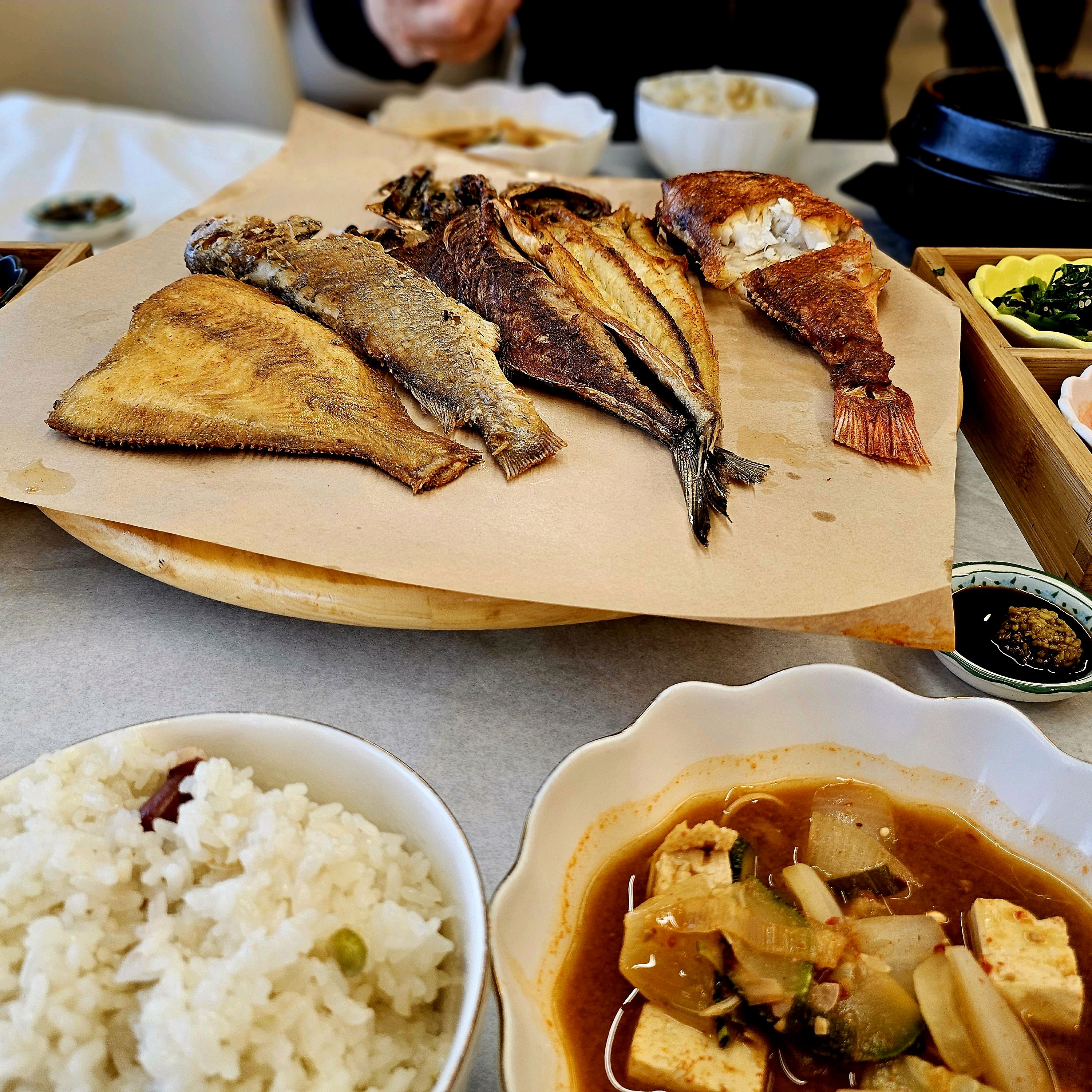 기장에 드라이브 왔다가 연화리에서 맛집 발견했네요 싱싱한 생선구이가 넉넉하게 나오고 솥밥에