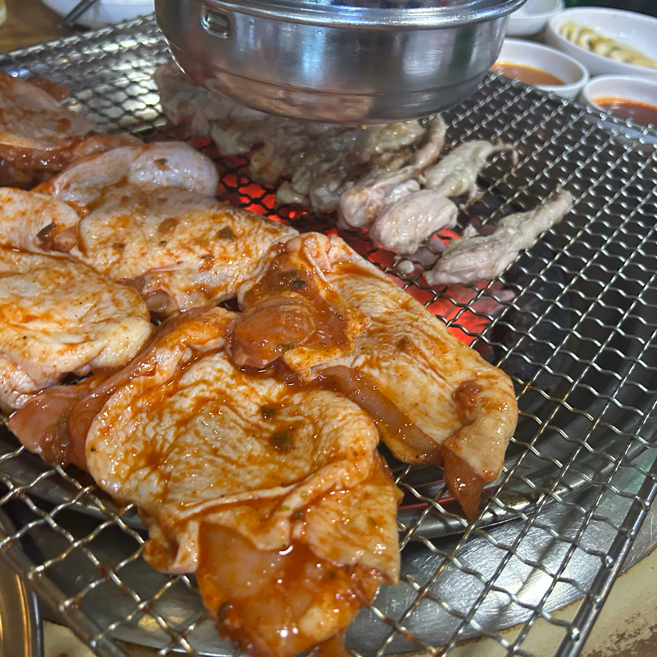 양념 닭갈비가 숯불 위에서 익어가고 있는 모습