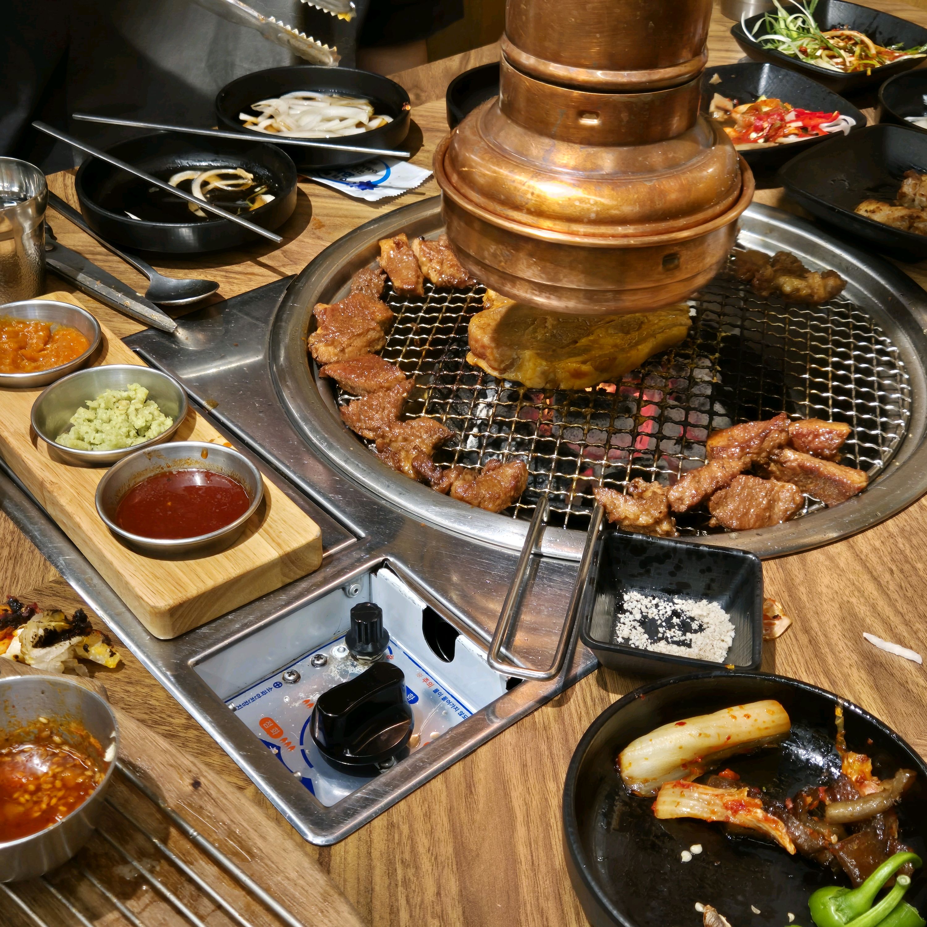 너무 맛있어서 몇 번 방문한 곳인데 오늘도 방문해서 맛있는 고기와 다양한 반찬 무한리필에