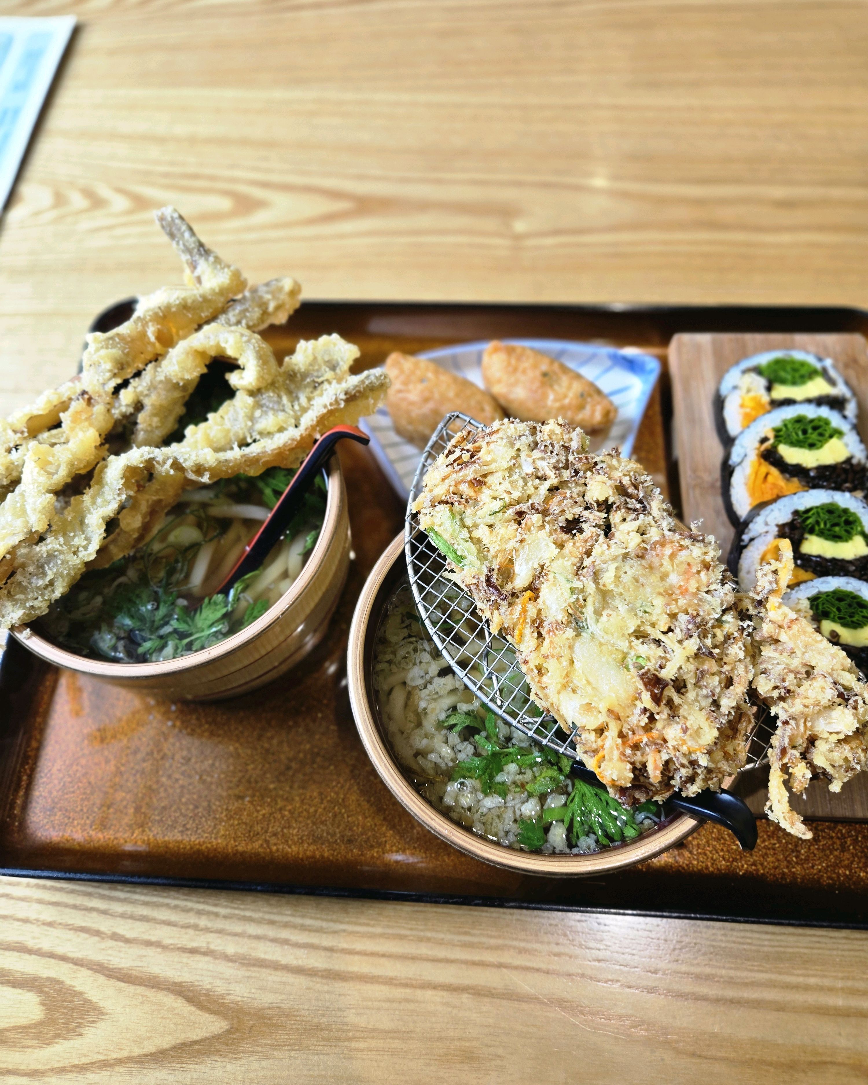 요즘 이 가격으로 밥먹을대없는데 진짜 맛있게 잘 먹었어요 양도 너무 많아요 ㅎㅎ튀김은 바삭