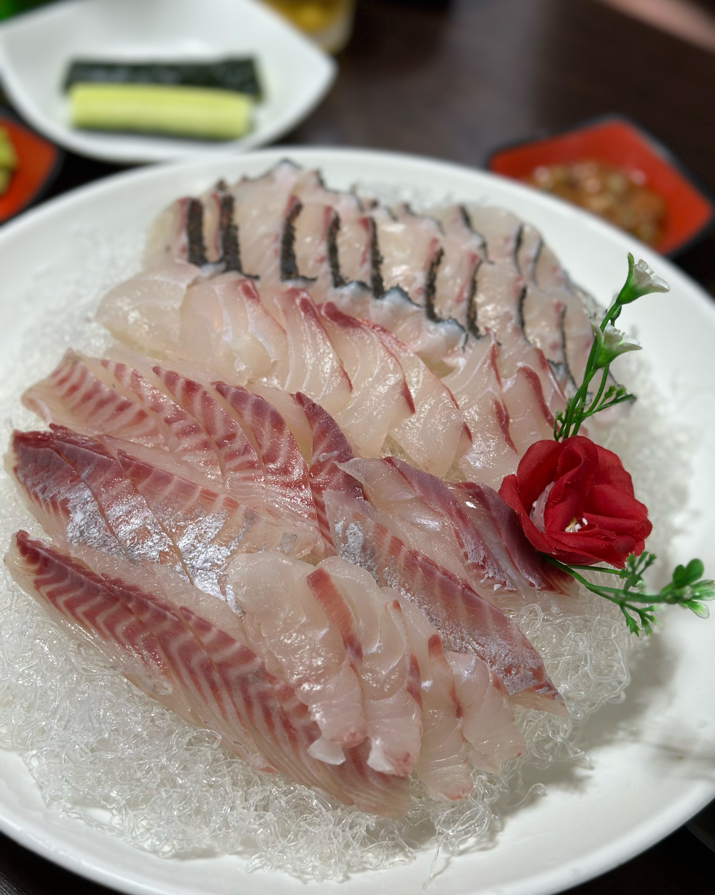 다양한 해산물과 싱싱한 회가 조화로운 한상차림