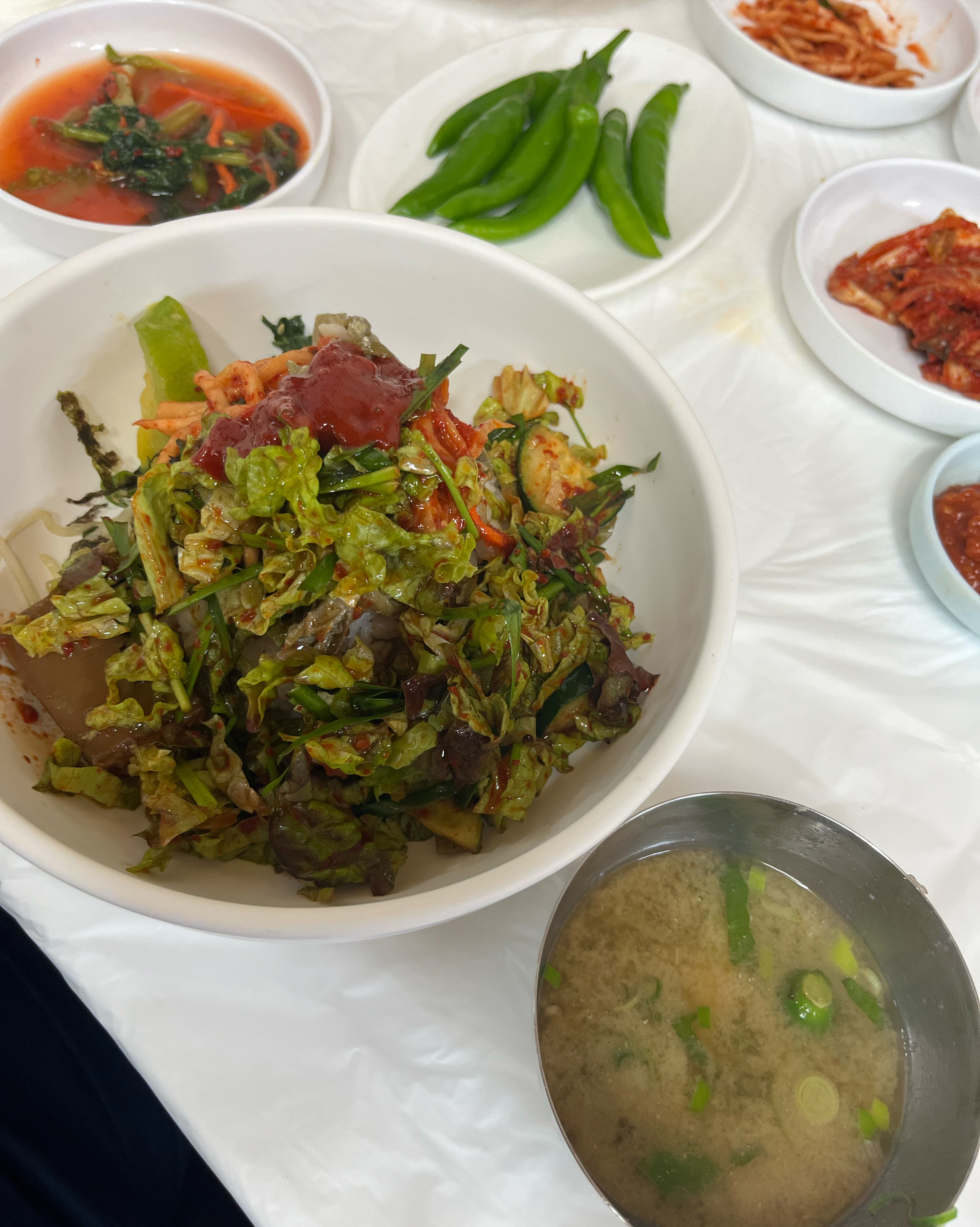 보리밥과 여러 반찬들