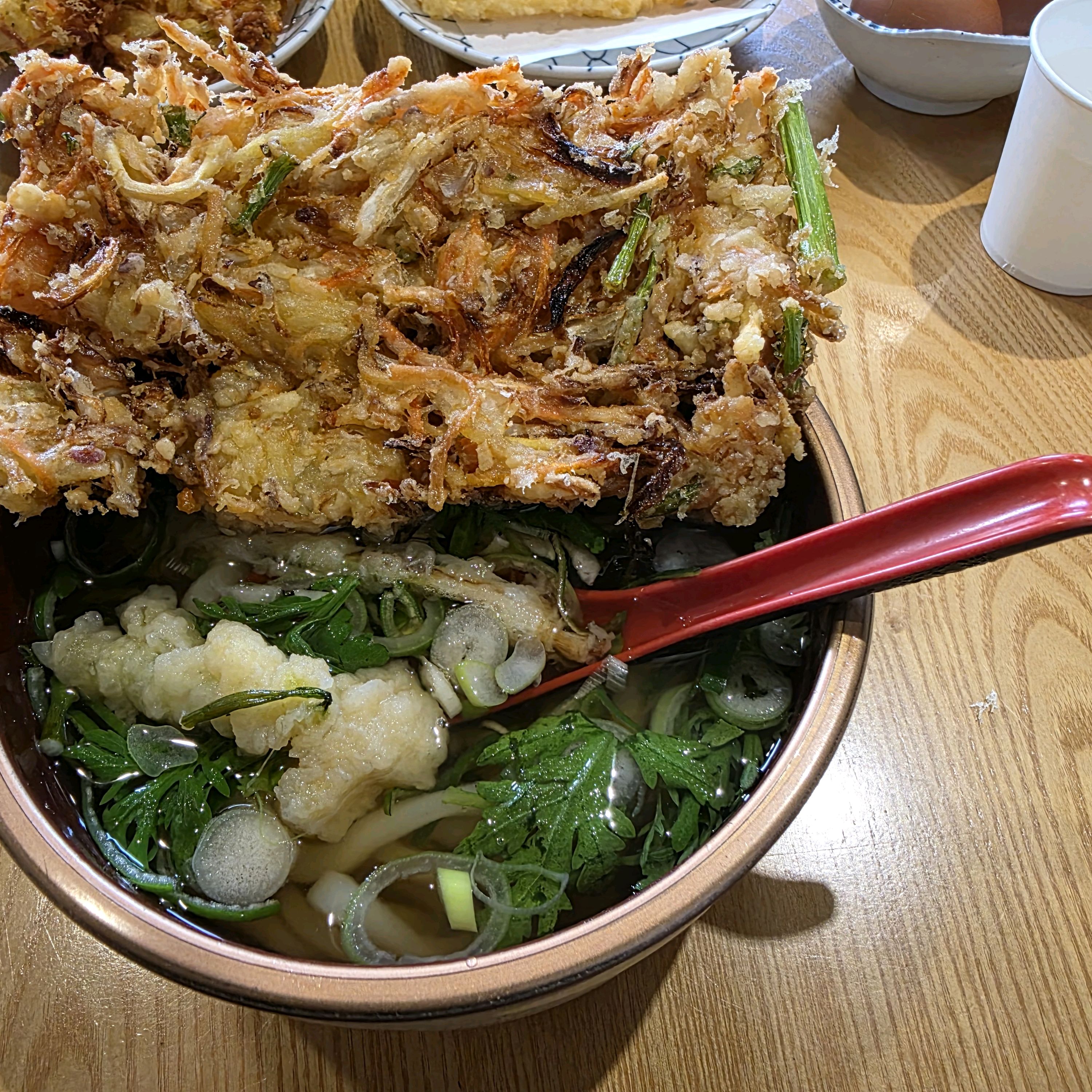 평소 야채튀김을 진짜 좋아하는데 우동에 짱 큰 야채튀김 올라가서 넘 좋아여ㅠㅠ 냉우동도 면