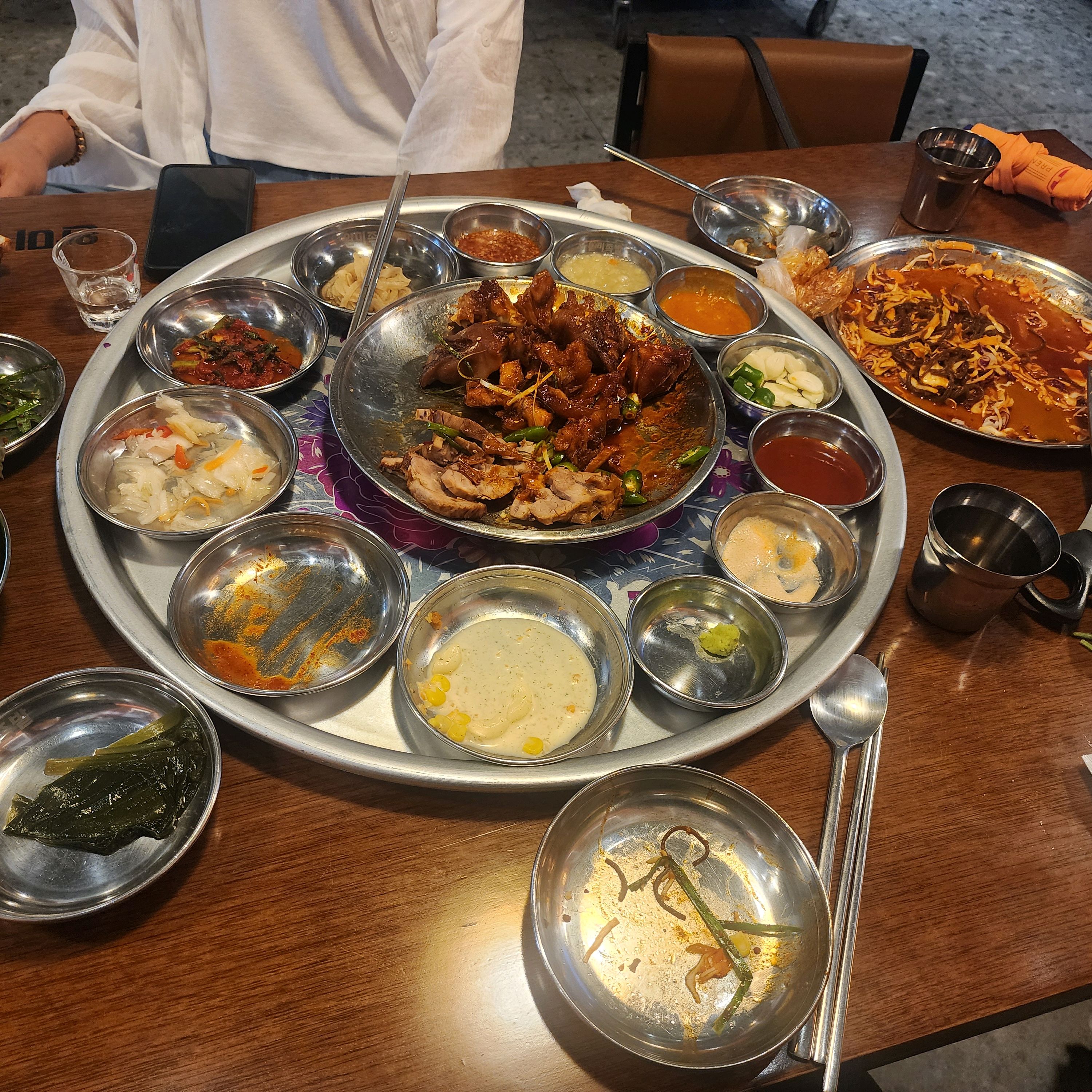 깔끔하고 맛도 좋고 좋아요~~~ - 부산정관 완미족발 부산정관점