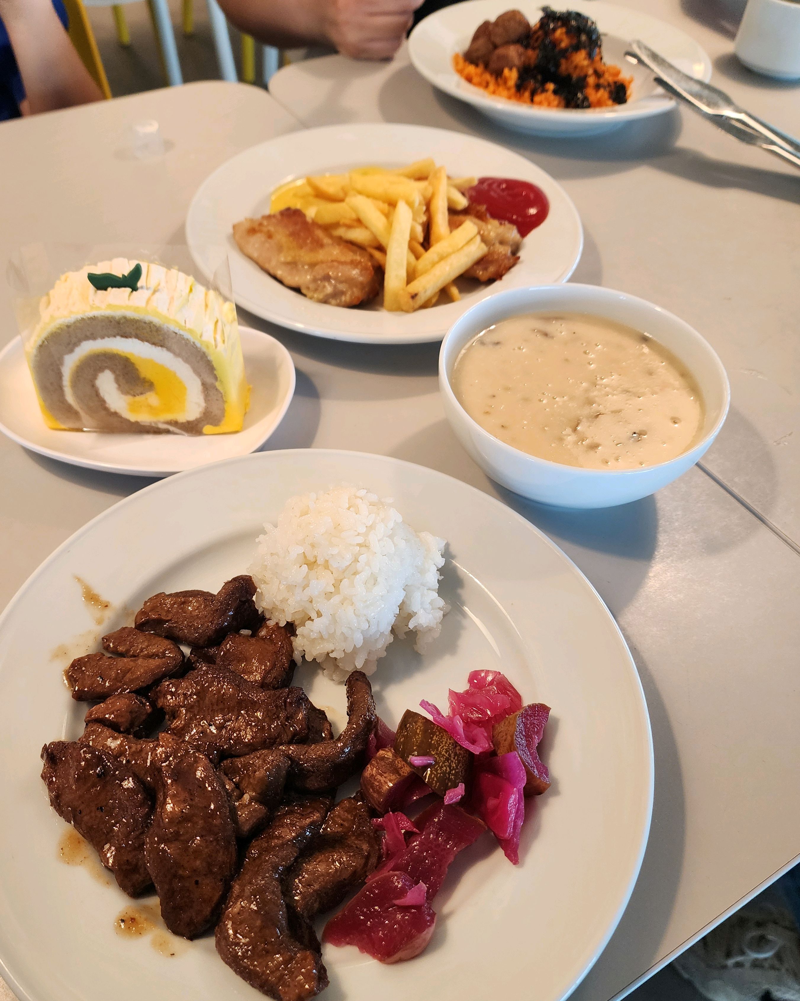 식사 생각보다 전체적으로 맛있어서 좋았고 일행들이랑 가성비 좋게 잘 먹었습니다! 돈까스