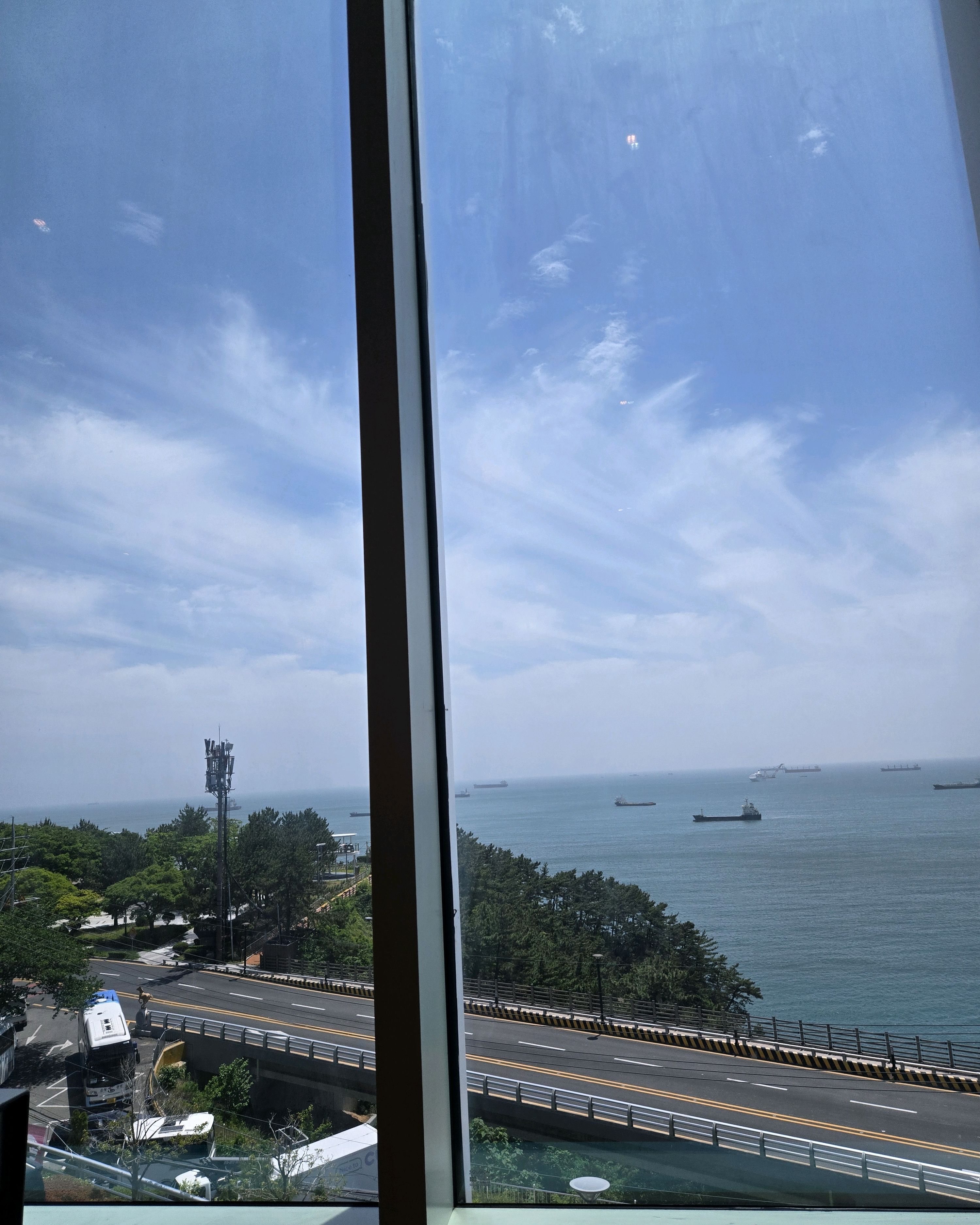 식당 통창으로 바다가 보여서 기분좋게 식사가 가능 합니다 거기다 육회도 맛있고 고기도 맛있