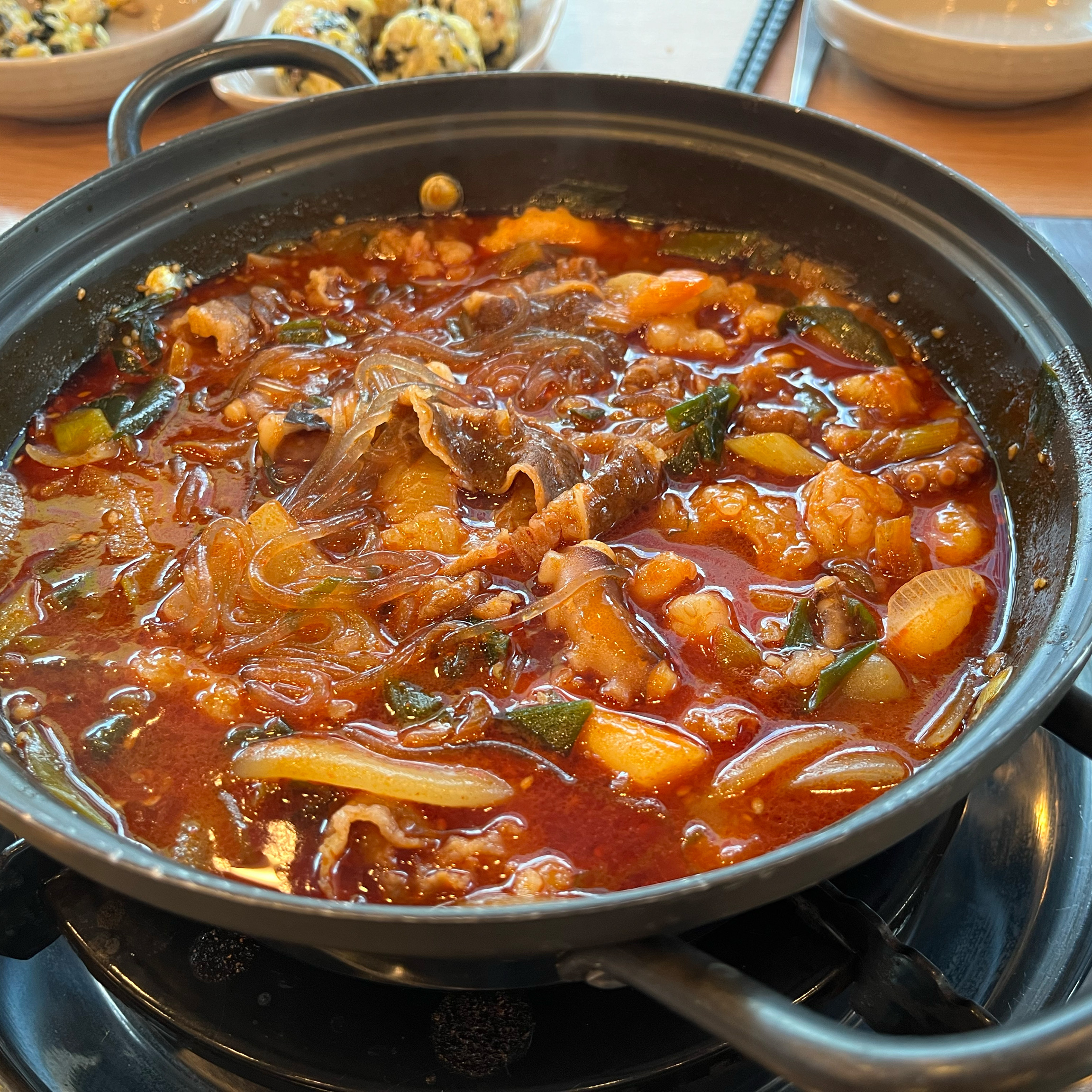 아이들이랑 오기도 좋아요 주먹밥도 2가지 있고 밥양도 많아요 그리고 계란후라이도 직접 해
