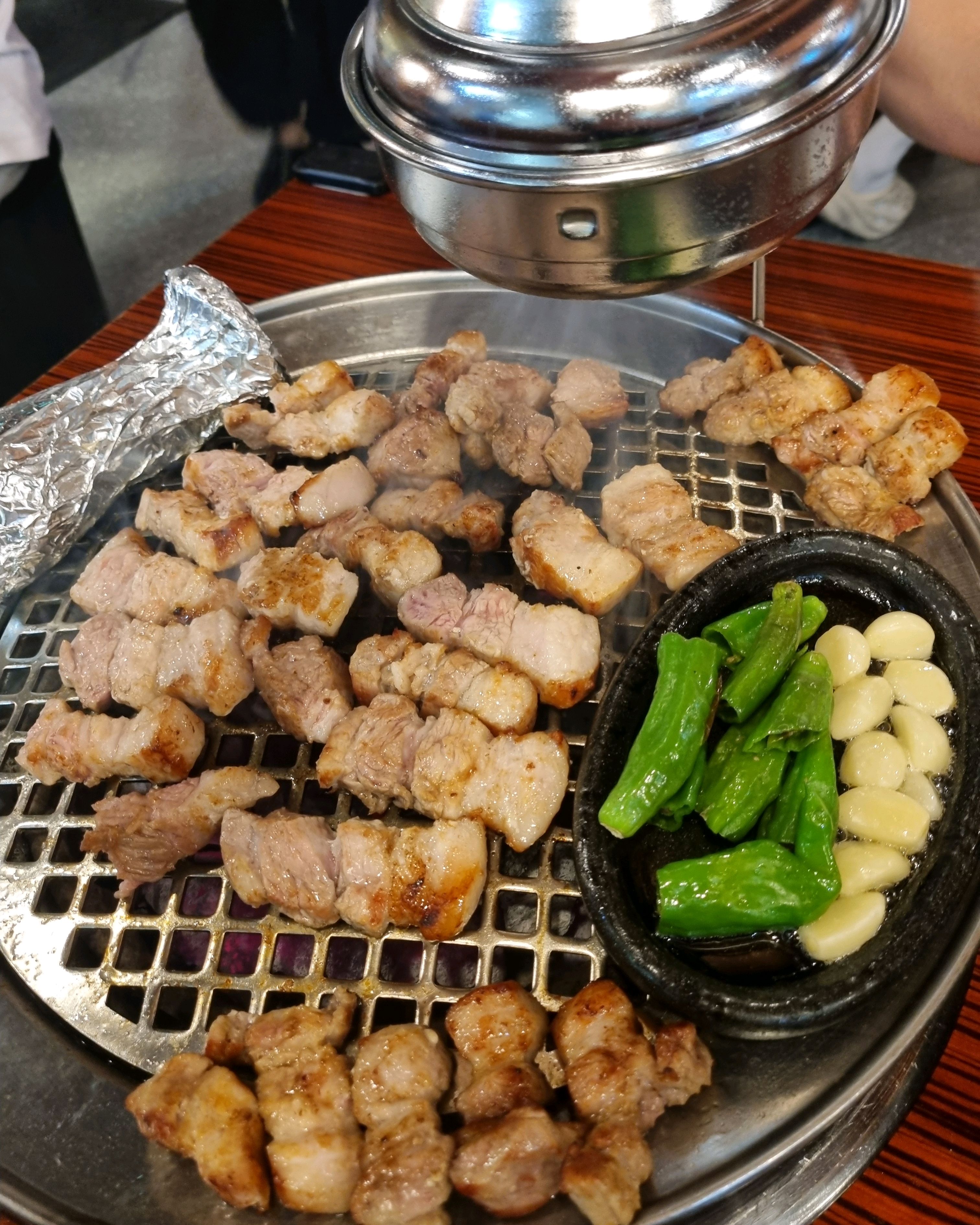 고기를 넘넘 좋아하서 여기저기 먹으러 다닌다고 요새 못왔는데 여전히 숯불향 가득 베긴 삼