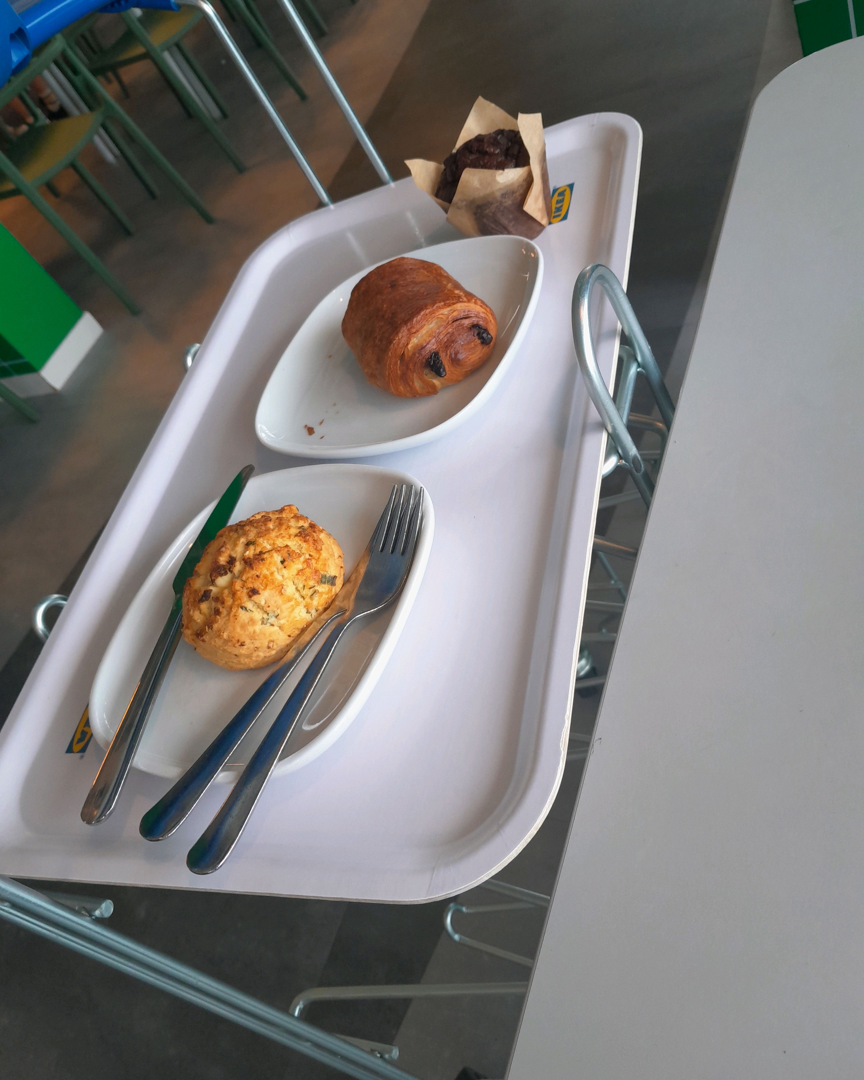 남자 직원분 고객응대가 친절해서 기분 좋았네요. 멤버십 프리커피랑 저렴한 디저트, 잘 먹고