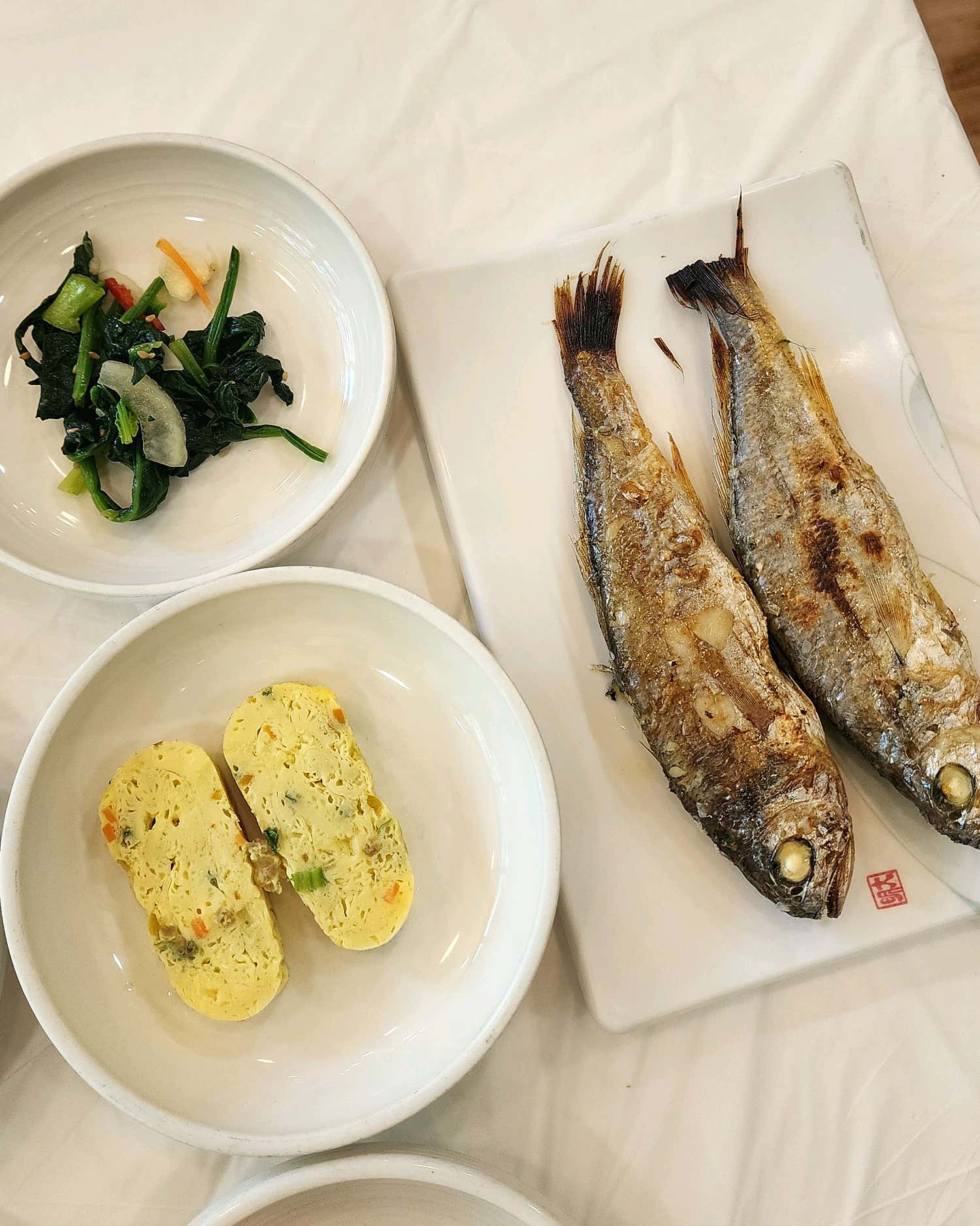 1인분으로 제공되는 모래골의 보리굴비 두 마리